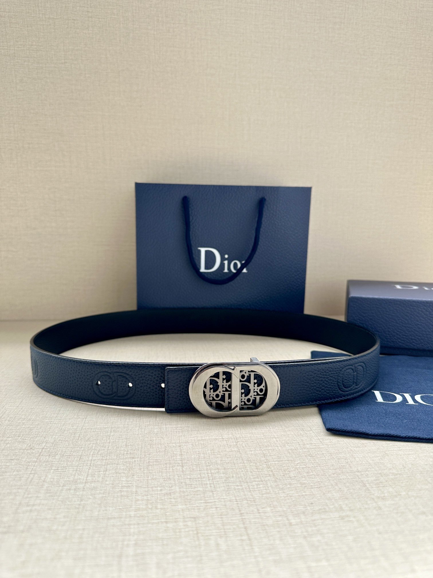 Dior这款35毫米双面腰带结合典雅气质与摩登风范一面则采用迪奥灰粒面牛皮革另一面则采用同色调压花CDI