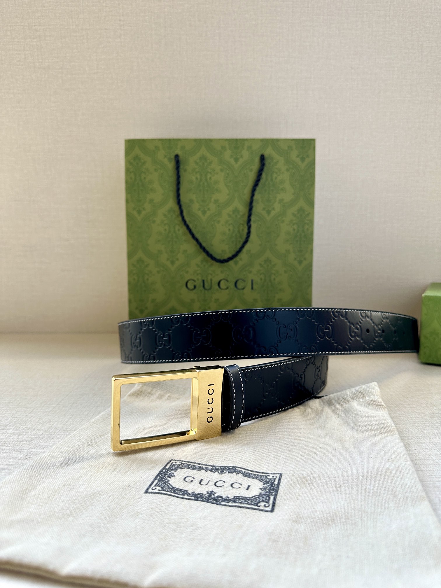 宽度4.0cm 搭配原版皮带扣 腰带以采用热压印技术的Gucci Signature皮革