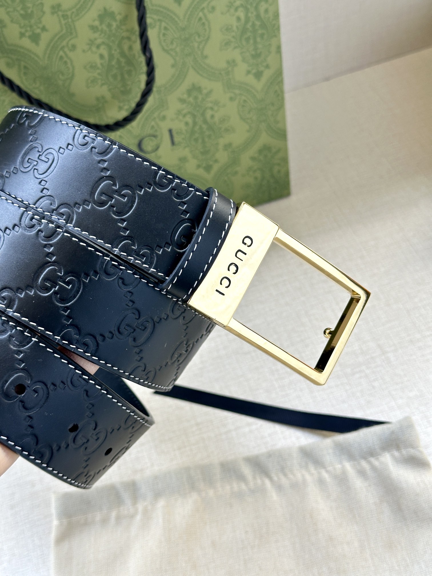 宽度4.0cm 搭配原版皮带扣 腰带以采用热压印技术的Gucci Signature皮革