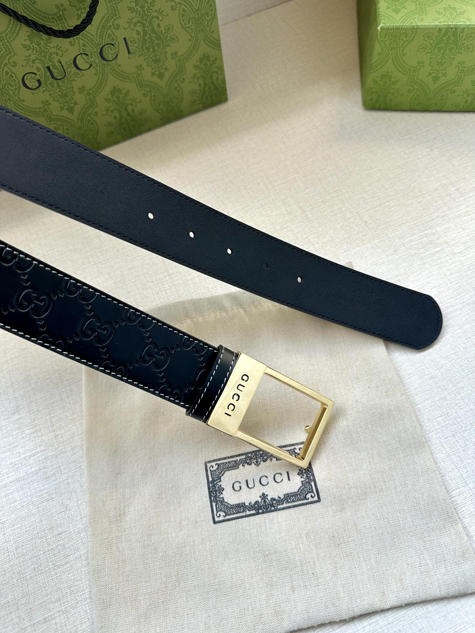 宽度4.0cm 搭配原版皮带扣 腰带以采用热压印技术的Gucci Signature皮革