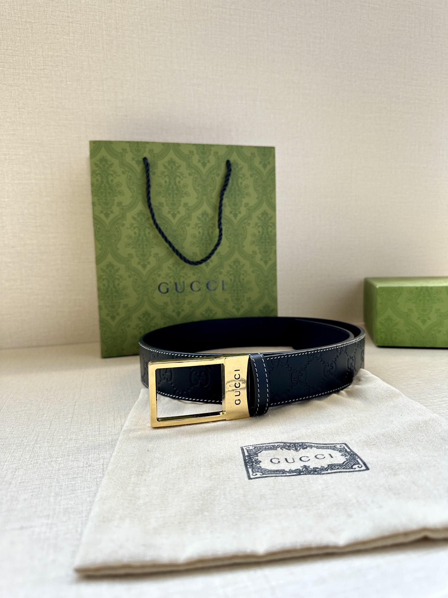 宽度4.0cm 搭配原版皮带扣 腰带以采用热压印技术的Gucci Signature皮革