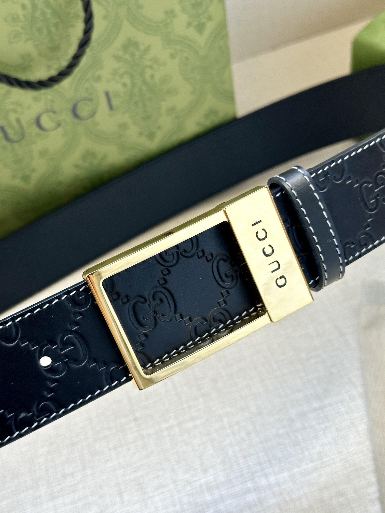 宽度4.0cm 搭配原版皮带扣 腰带以采用热压印技术的Gucci Signature皮革