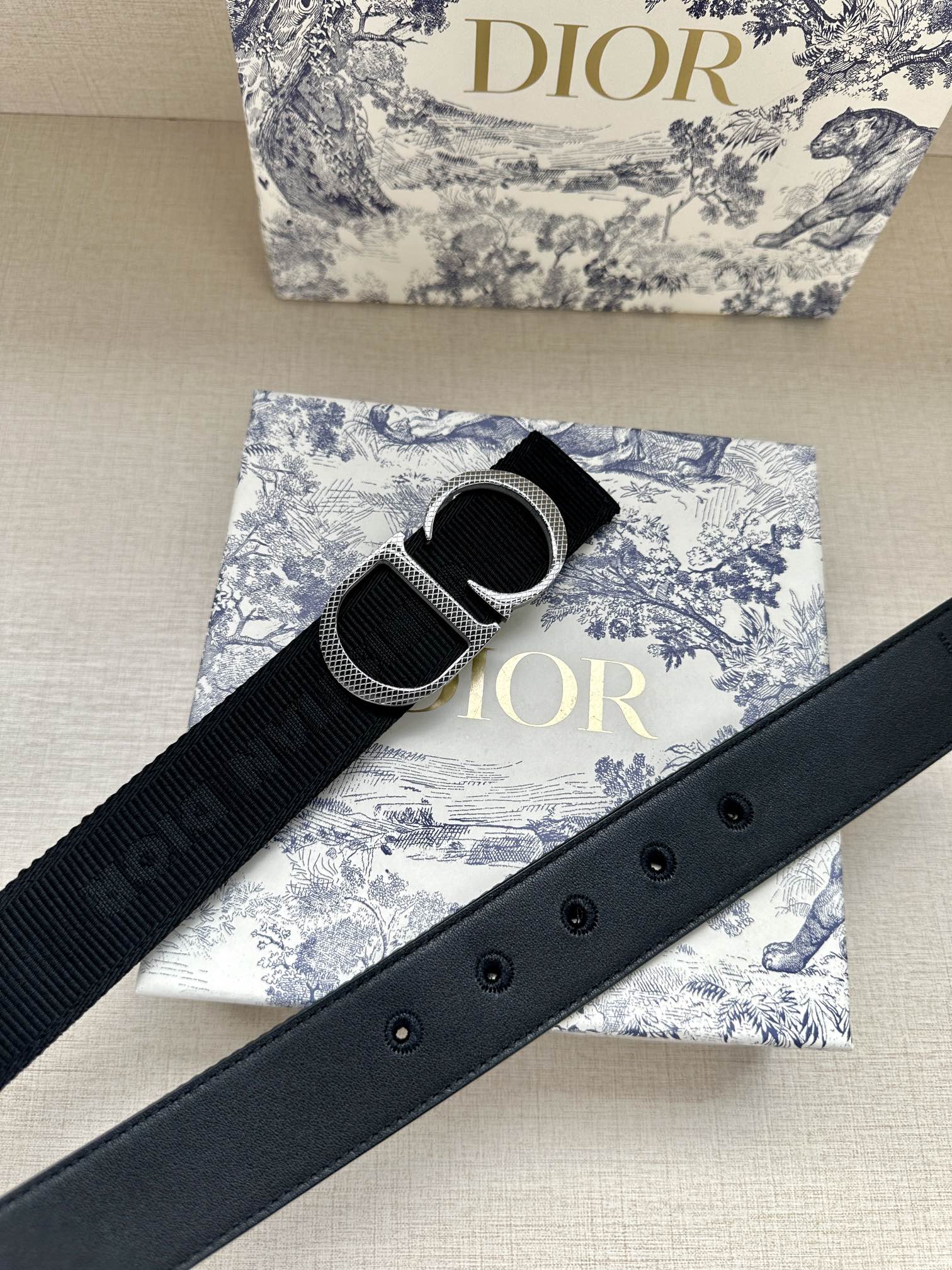 宽度3.5cmDIOR迪奥两面腰带款式迷人多样采用多种材质精心打造为各式廓形增添点睛之笔彰显优雅醒目的气