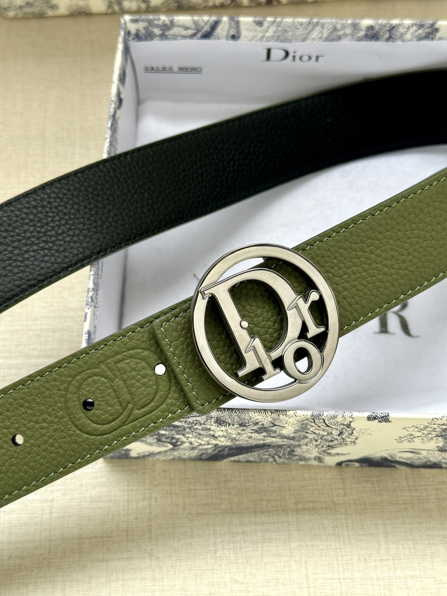 宽度3.5cmDior这款金属覆层黄铜腰带扣是春季系列新品致敬经典的Oblique图案可与各式35毫米腰