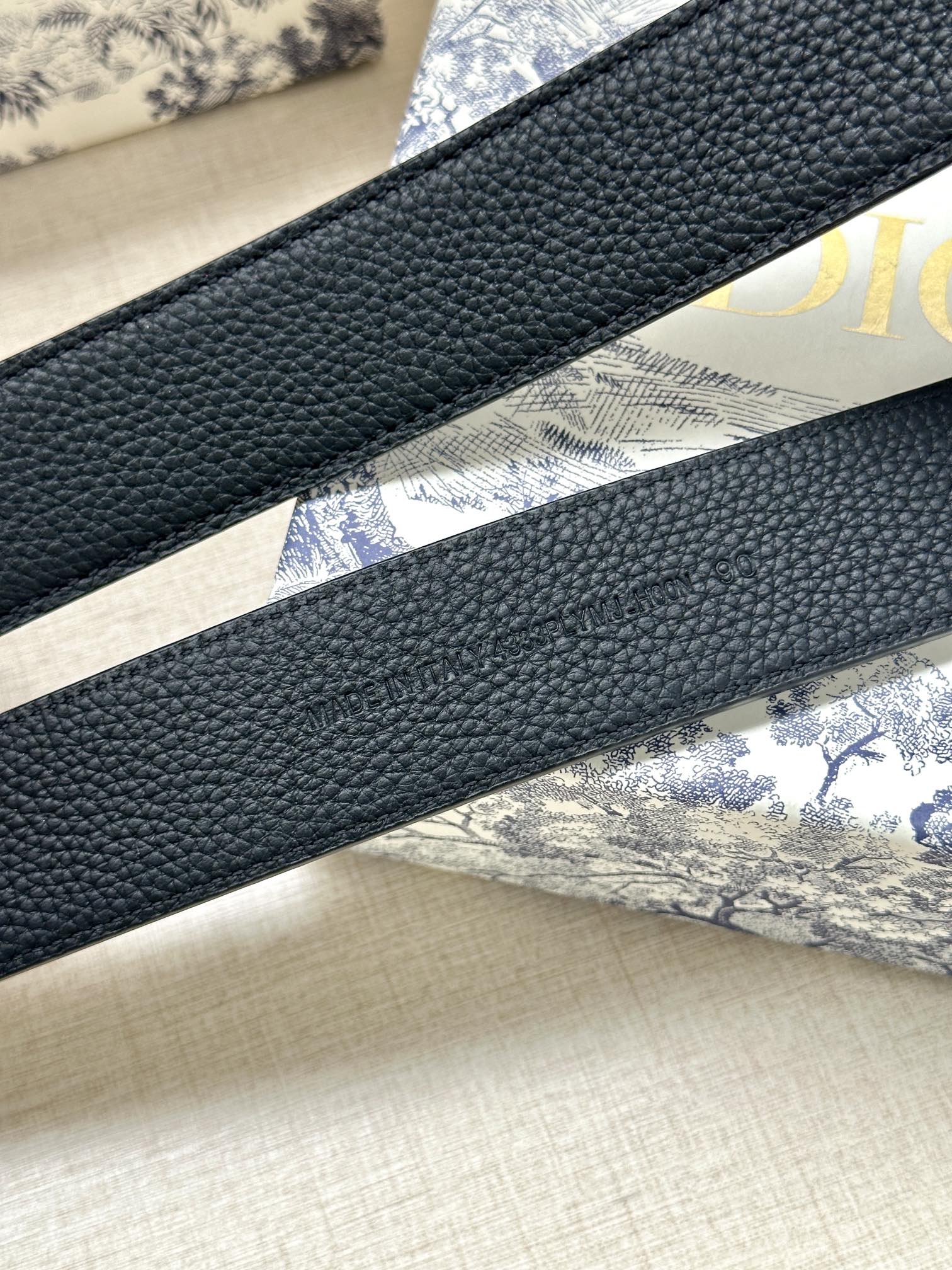 Dior 迪奥 宽度3 5cm Dior这款腰带采用黑色粒面牛皮革精心制作 搭配金属覆层黄铜腰带扣和镌刻“DIOR”标志的调节环