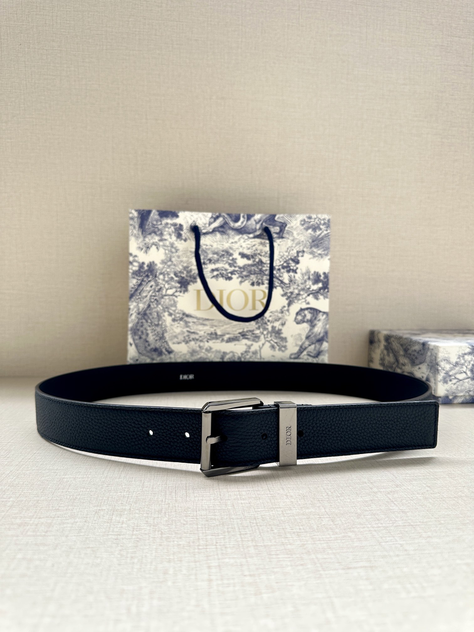 Dior 迪奥 宽度3 5cm Dior这款腰带采用黑色粒面牛皮革精心制作 搭配金属覆层黄铜腰带扣和镌刻“DIOR”标志的调节环