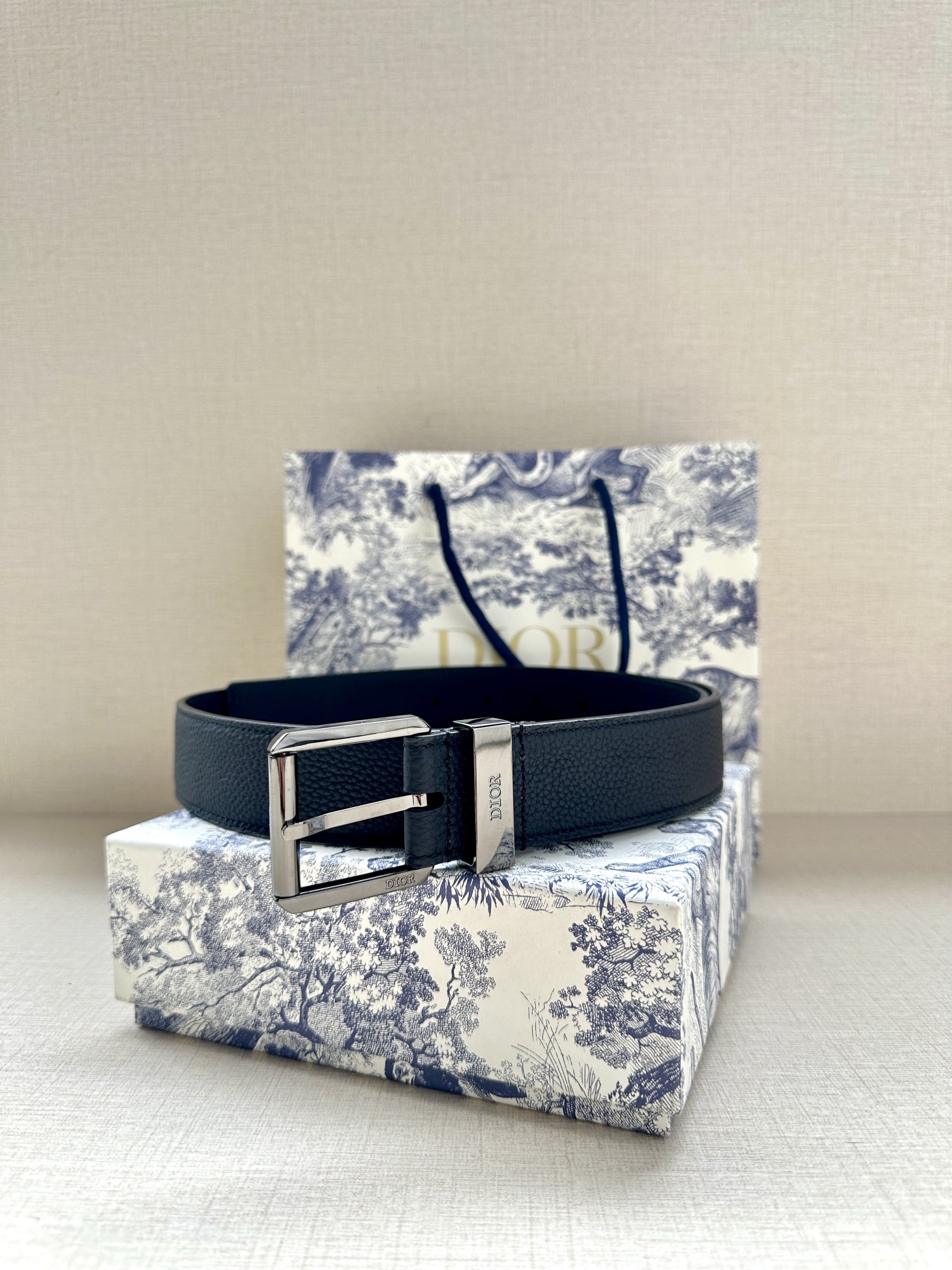 Dior 迪奥 宽度3 5cm Dior这款腰带采用黑色粒面牛皮革精心制作 搭配金属覆层黄铜腰带扣和镌刻“DIOR”标志的调节环