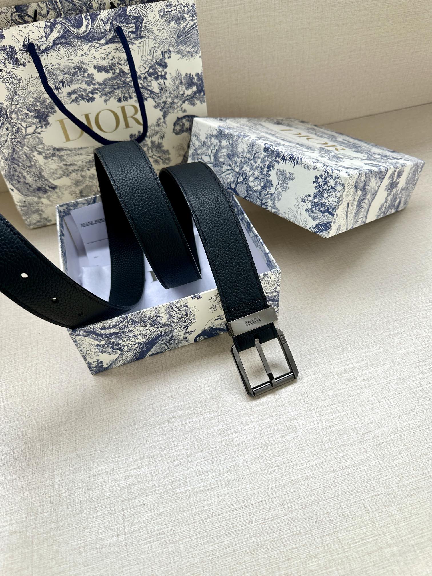 Dior 迪奥 宽度3 5cm Dior这款腰带采用黑色粒面牛皮革精心制作 搭配金属覆层黄铜腰带扣和镌刻“DIOR”标志的调节环