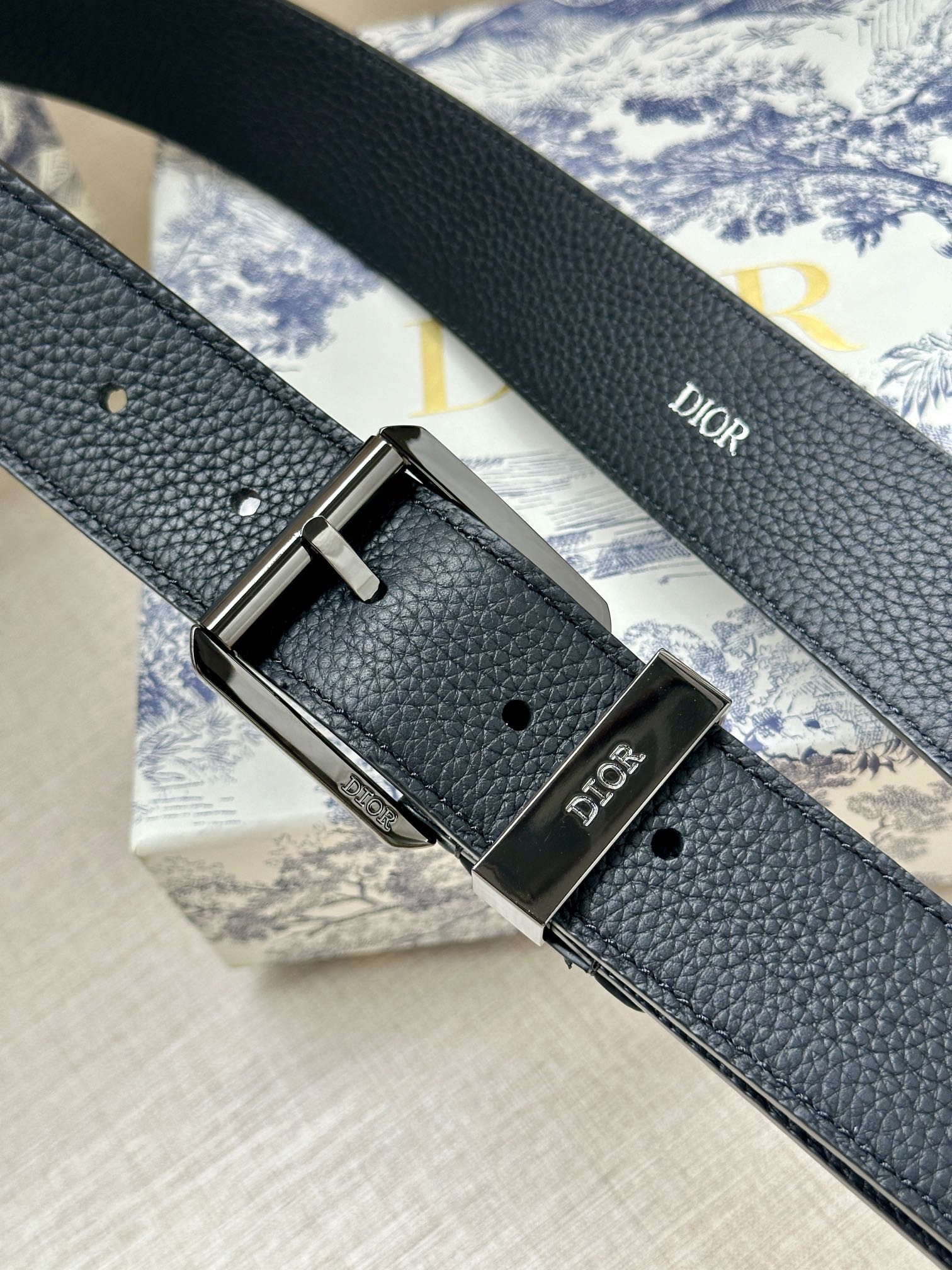 Dior 迪奥 宽度3 5cm Dior这款腰带采用黑色粒面牛皮革精心制作 搭配金属覆层黄铜腰带扣和镌刻“DIOR”标志的调节环
