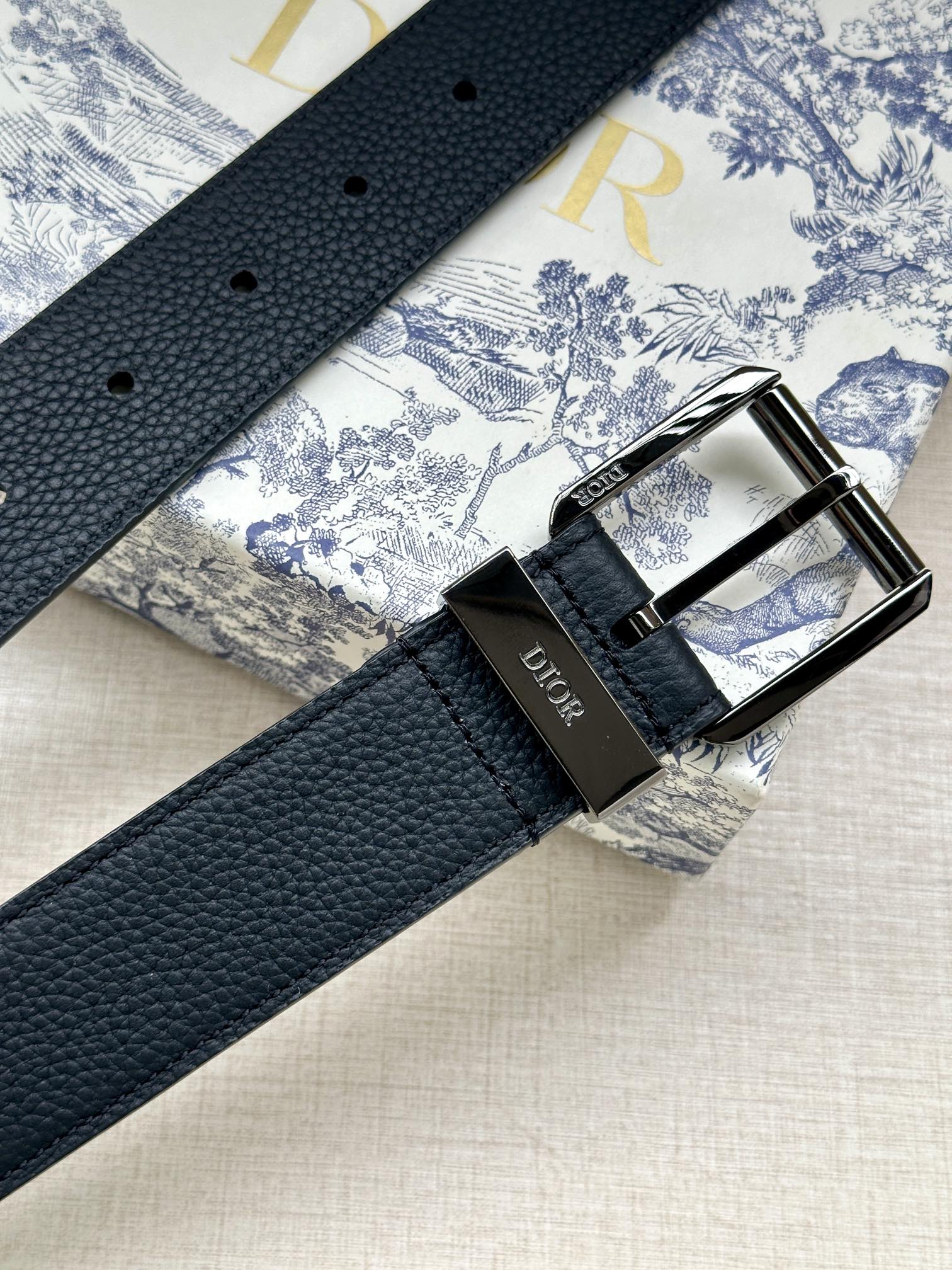 Dior 迪奥 宽度3 5cm Dior这款腰带采用黑色粒面牛皮革精心制作 搭配金属覆层黄铜腰带扣和镌刻“DIOR”标志的调节环