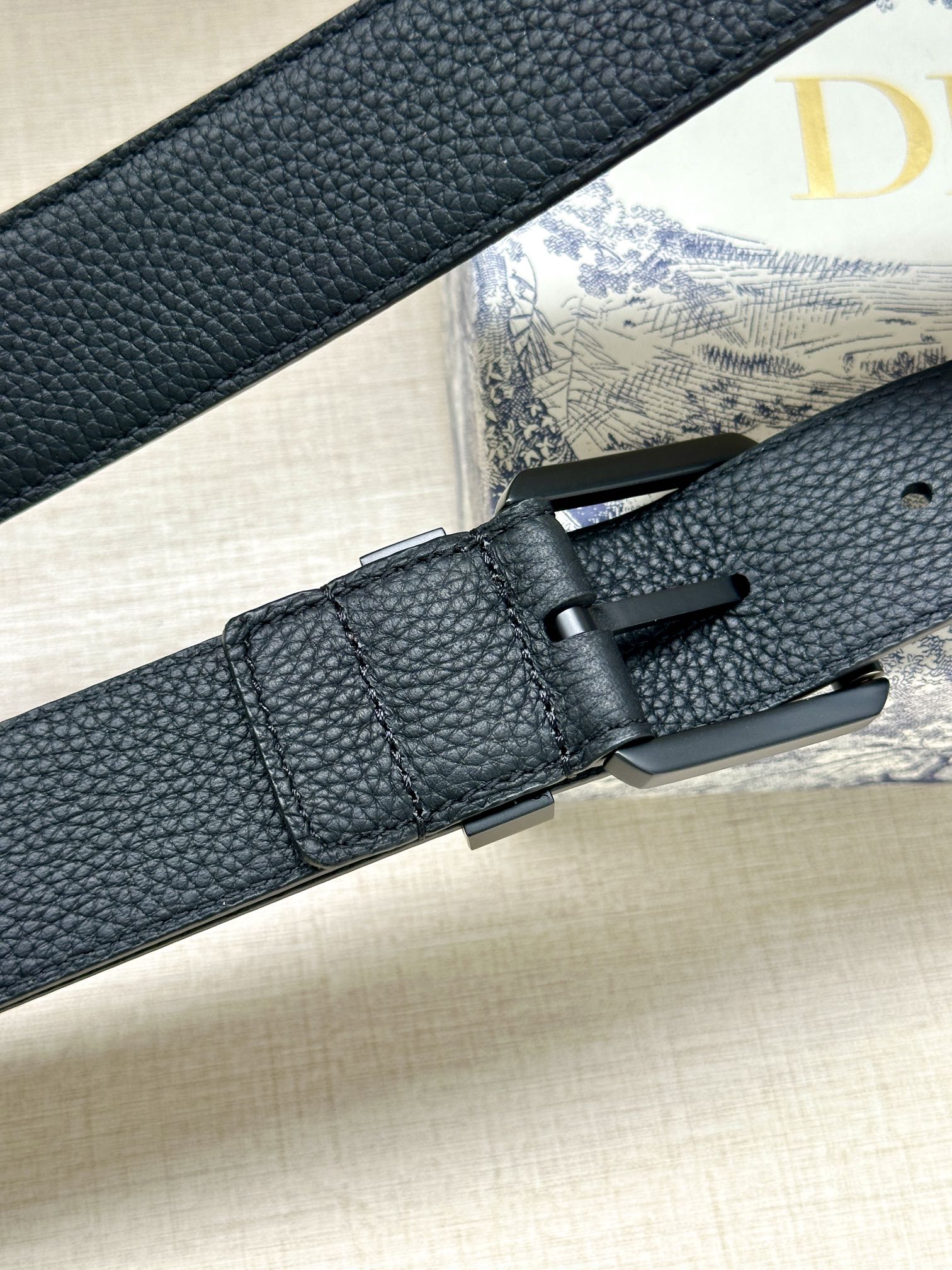 Dior 迪奥 宽度3 5cm Dior这款腰带采用黑色粒面牛皮革精心制作 搭配金属覆层黄铜腰带扣和镌刻“DIOR”标志的调节环