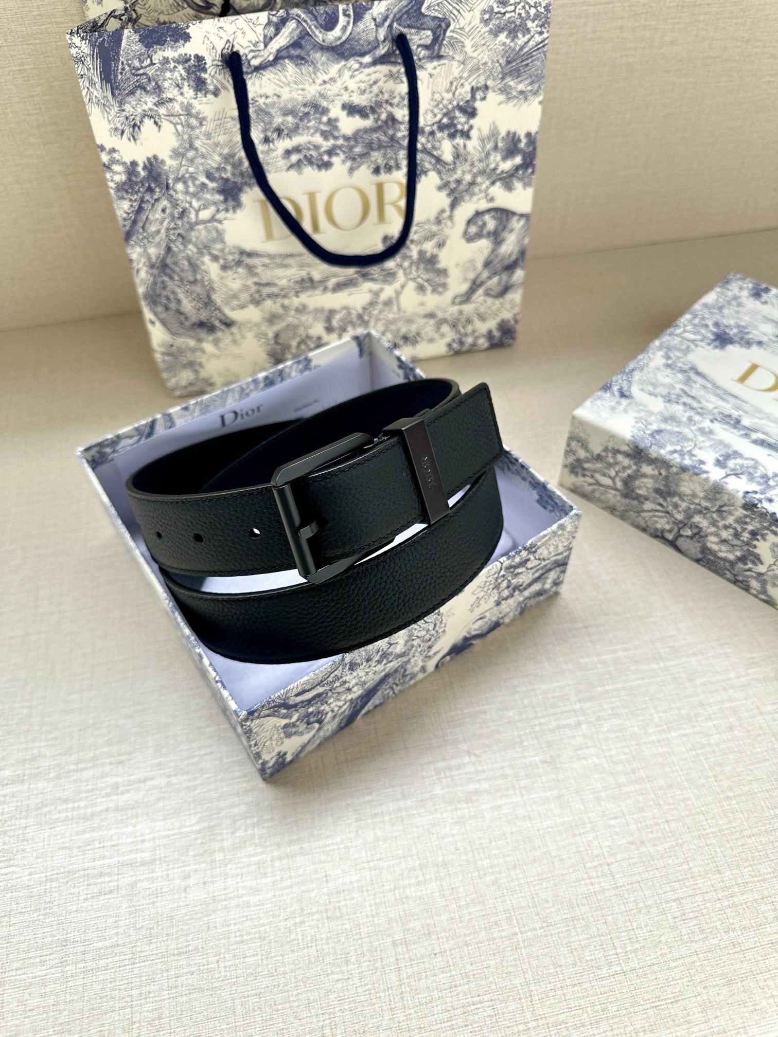 Dior 迪奥 宽度3 5cm Dior这款腰带采用黑色粒面牛皮革精心制作 搭配金属覆层黄铜腰带扣和镌刻“DIOR”标志的调节环