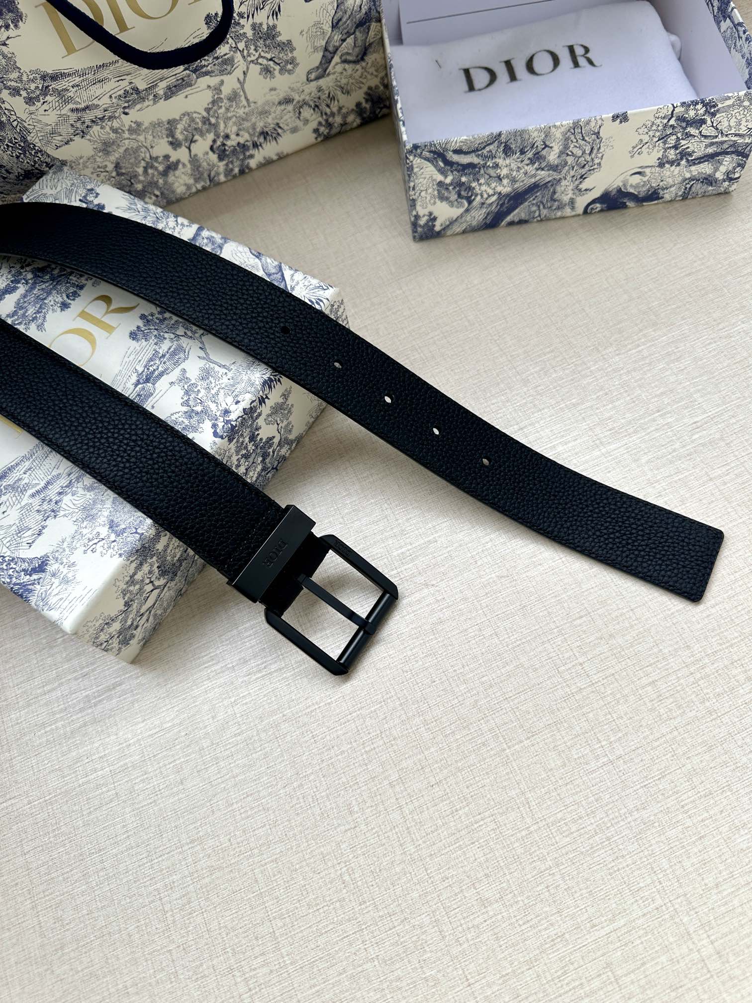 Dior 迪奥 宽度3 5cm Dior这款腰带采用黑色粒面牛皮革精心制作 搭配金属覆层黄铜腰带扣和镌刻“DIOR”标志的调节环