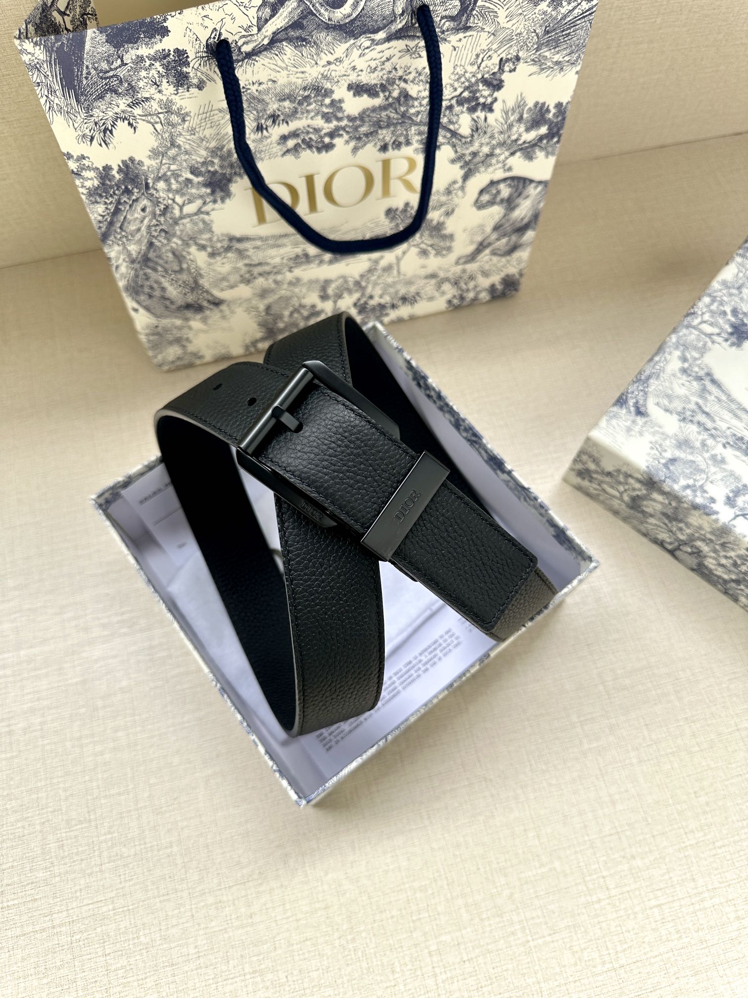 Dior 迪奥 宽度3 5cm Dior这款腰带采用黑色粒面牛皮革精心制作 搭配金属覆层黄铜腰带扣和镌刻“DIOR”标志的调节环