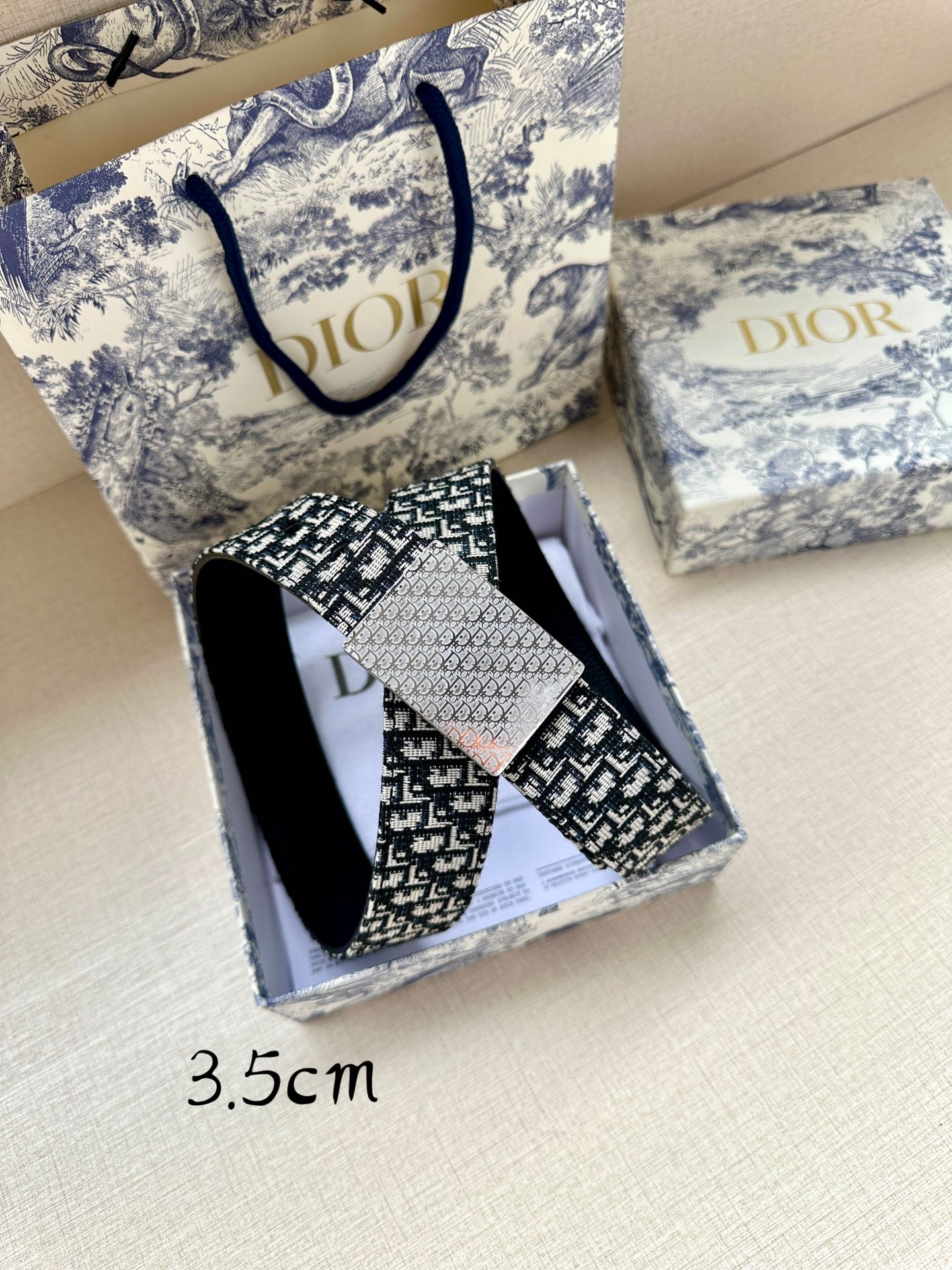 Dior这款35毫米双面腰带结合典雅气质与摩登风范双面设计一面采用Oblique印花帆布另一面则采用同色