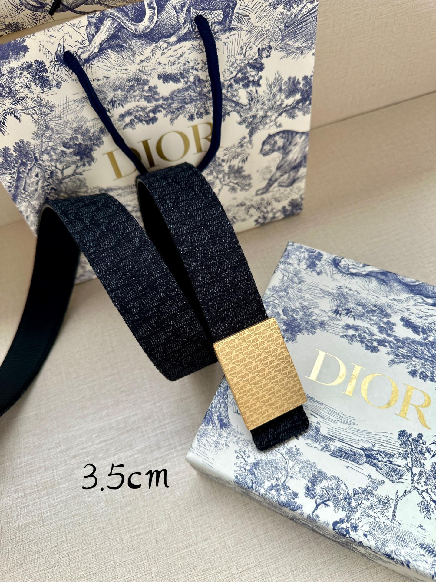 Dior这款35毫米双面腰带结合典雅气质与摩登风范双面设计一面采用Oblique印花帆布另一面则采用同色