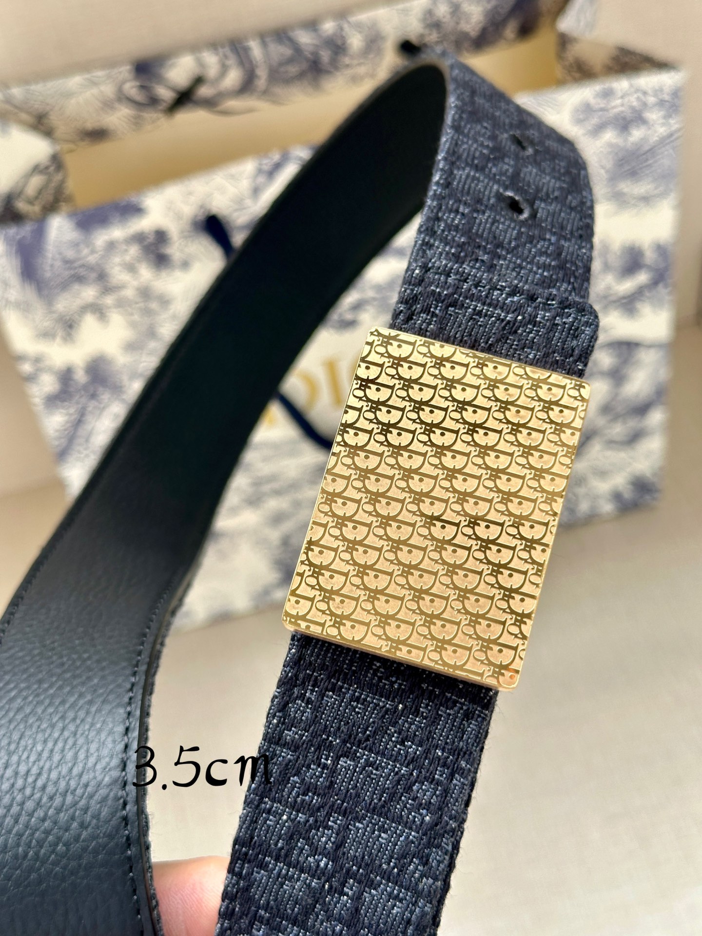 Dior这款35毫米双面腰带结合典雅气质与摩登风范双面设计一面采用Oblique印花帆布另一面则采用同色