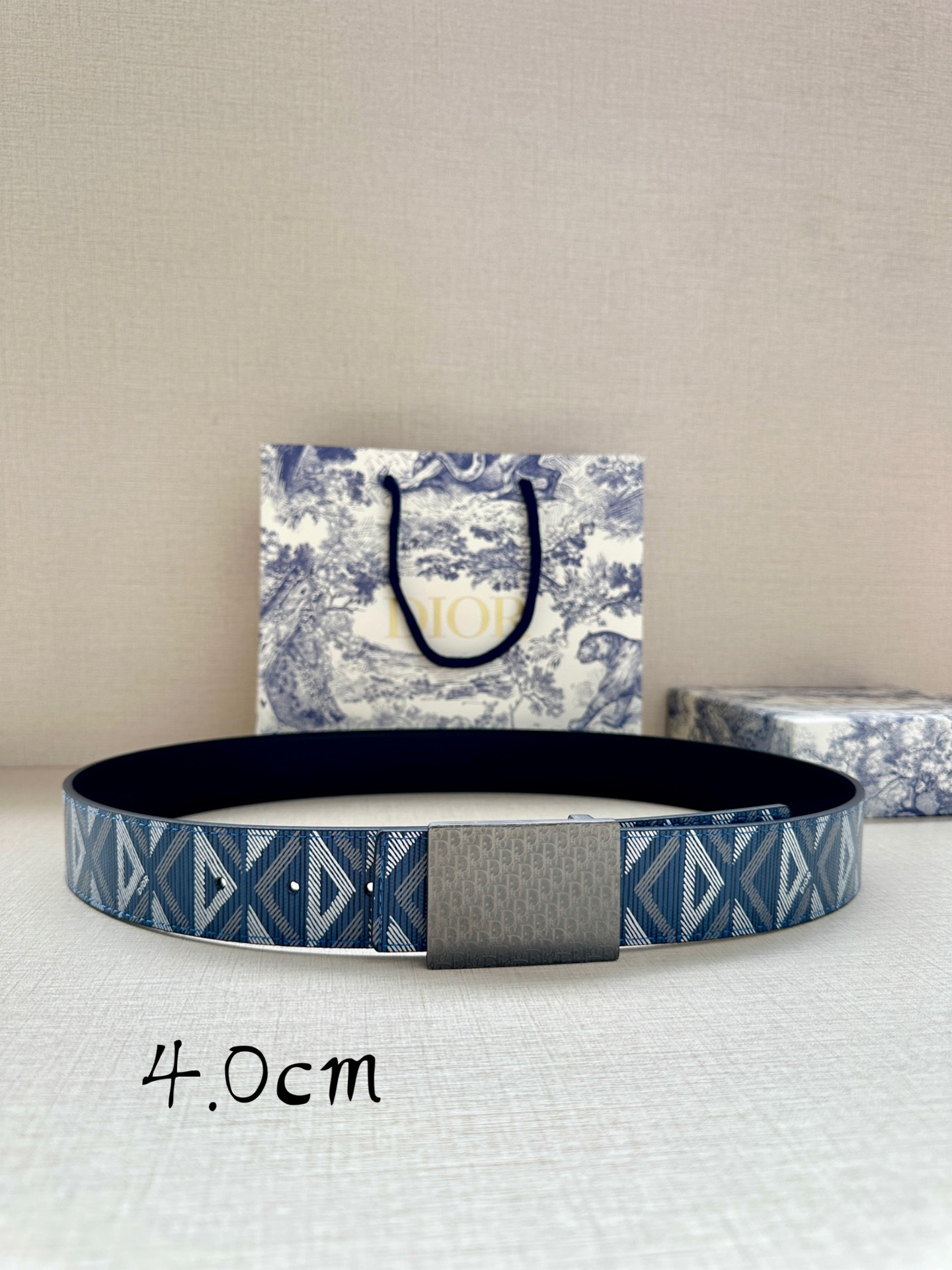 Original, width 4.0cm Dior This 40mm reversible belt combines elegance and modernity. Reversible design, one …