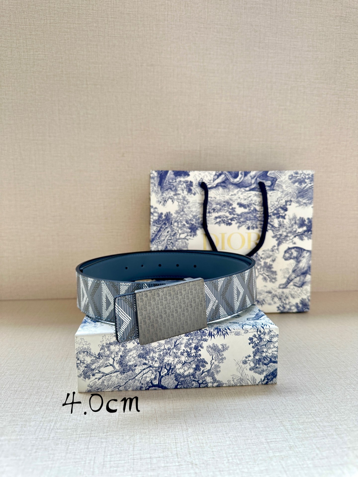 宽度4.0cm Dior 这款 40 毫米双面腰带结合典雅气质与摩登风范