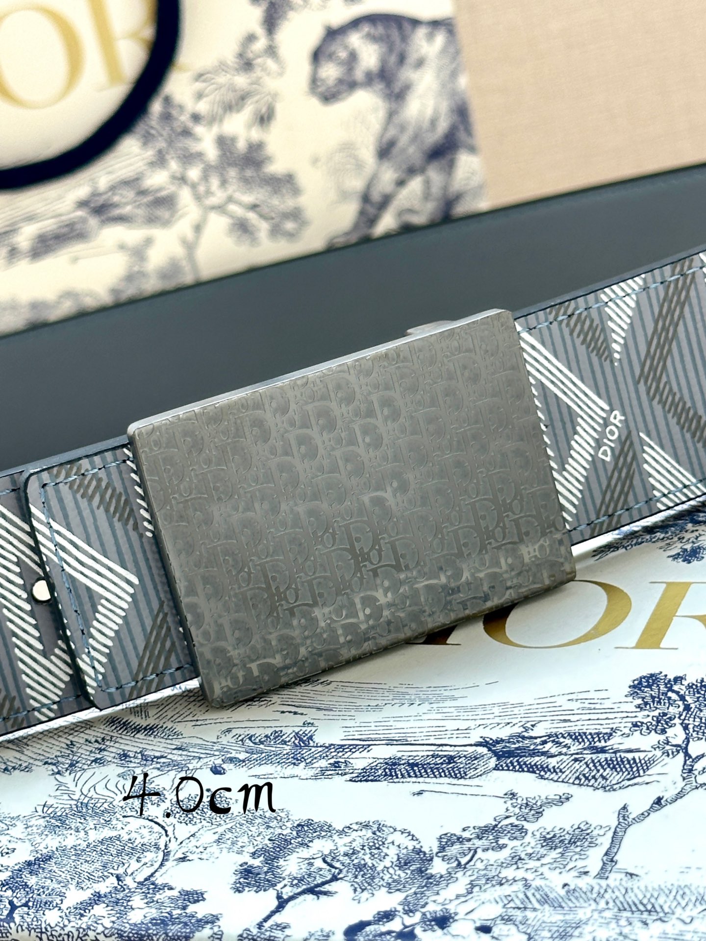 宽度4.0cm Dior 这款 40 毫米双面腰带结合典雅气质与摩登风范