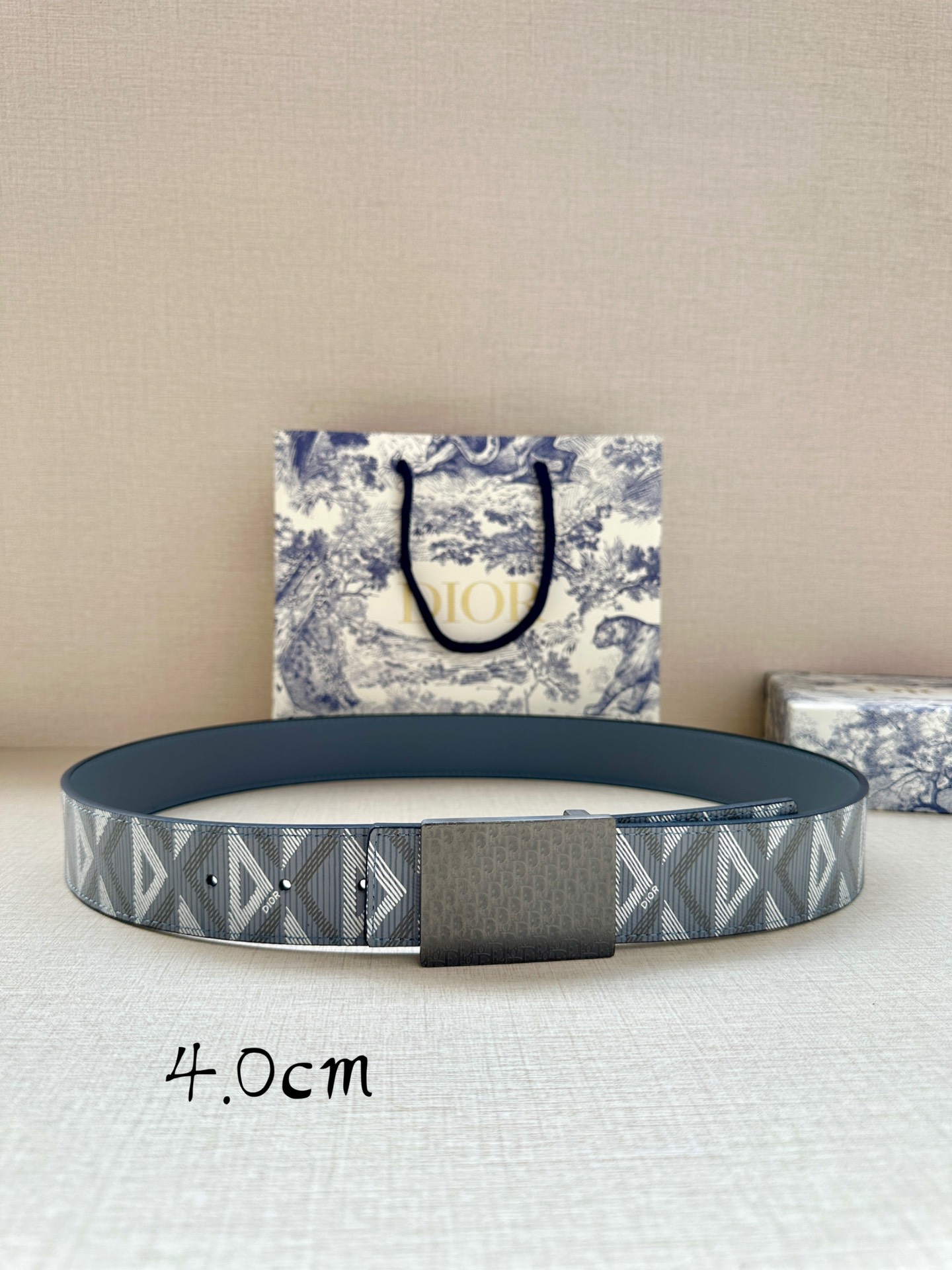 宽度4.0cm Dior 这款 40 毫米双面腰带结合典雅气质与摩登风范