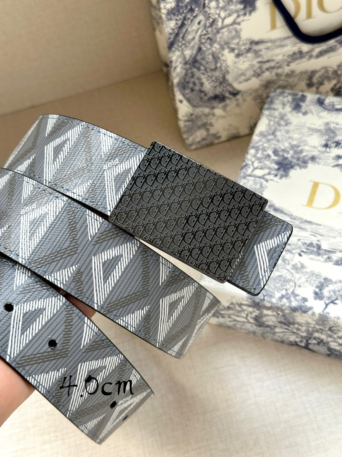 宽度4.0cm Dior 这款 40 毫米双面腰带结合典雅气质与摩登风范