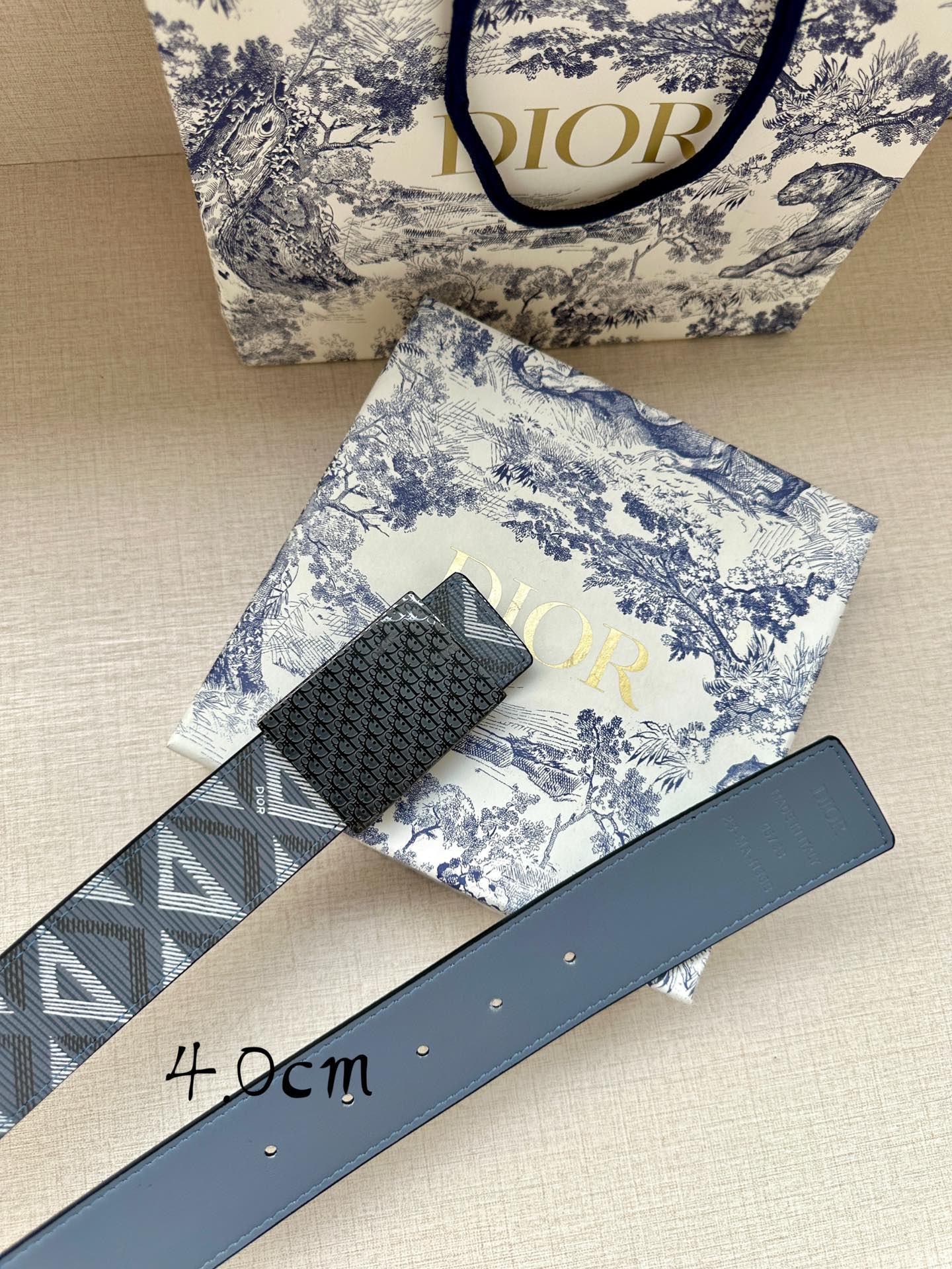 宽度4.0cm Dior 这款 40 毫米双面腰带结合典雅气质与摩登风范