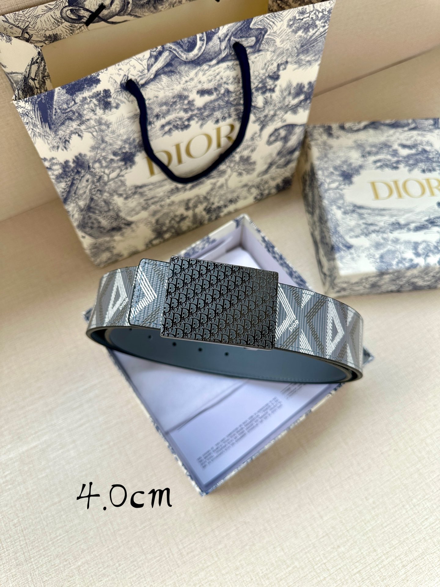 宽度4.0cm Dior 这款 40 毫米双面腰带结合典雅气质与摩登风范