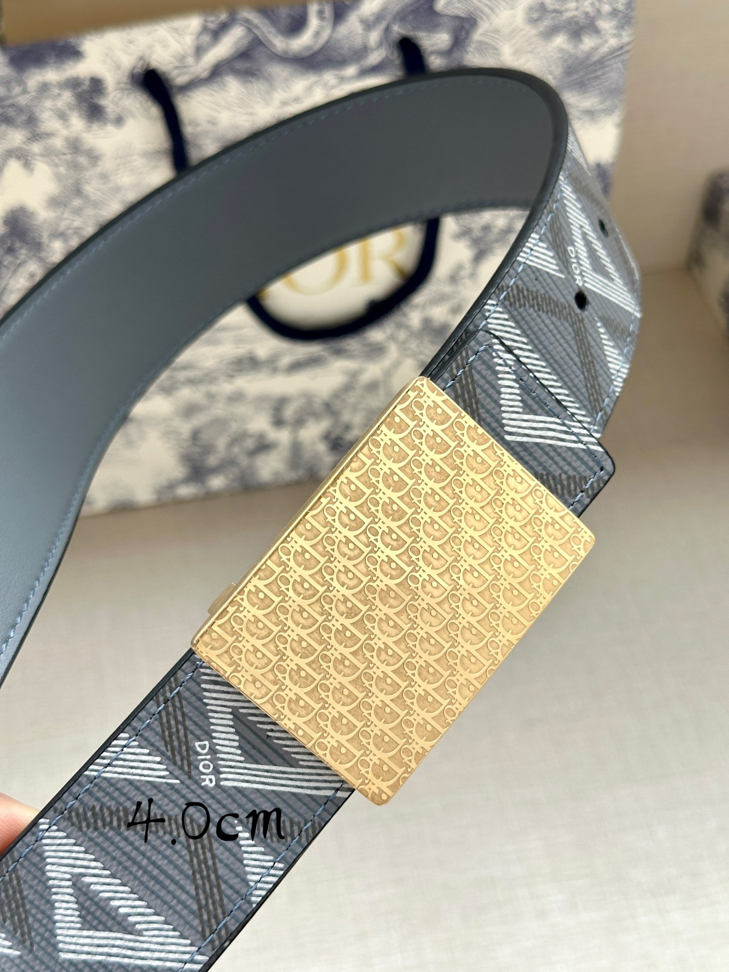 宽度4.0cm Dior 这款 40 毫米双面腰带