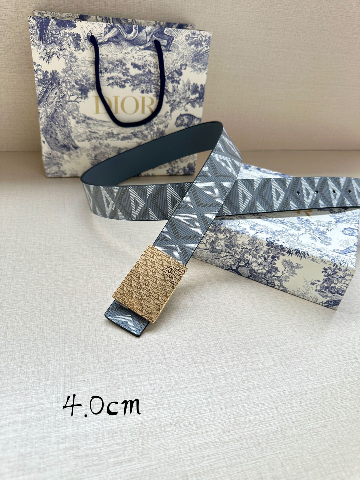 宽度4.0cm Dior 这款 40 毫米双面腰带