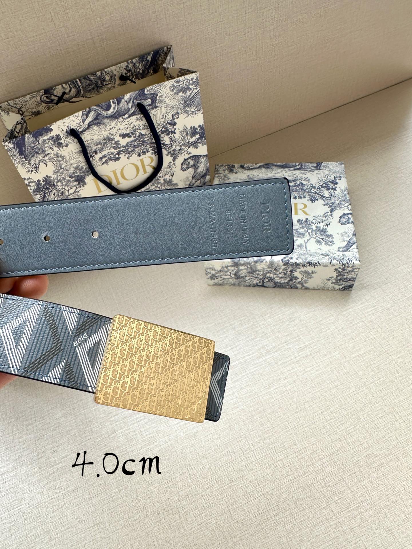 宽度4.0cm Dior 这款 40 毫米双面腰带