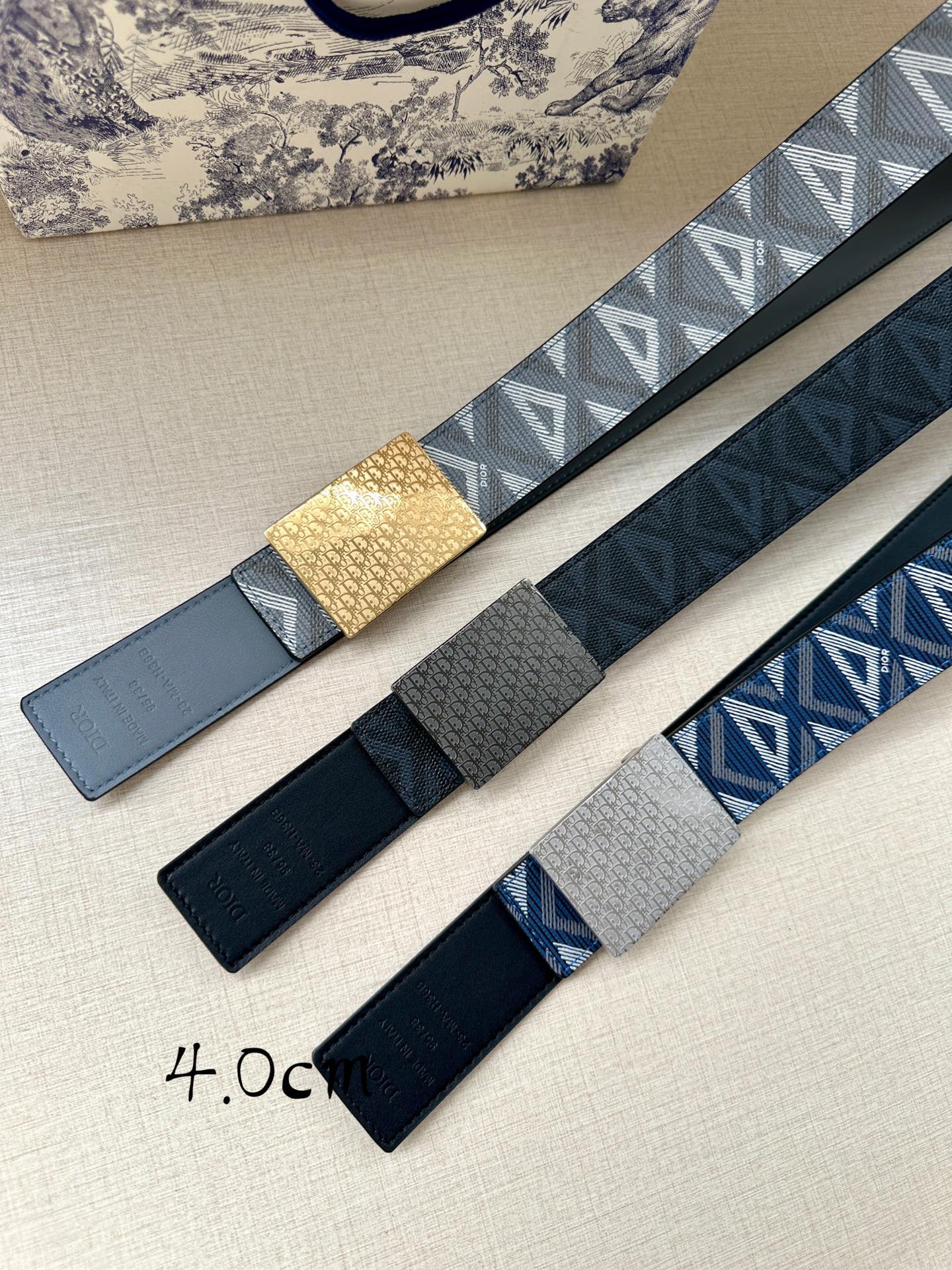 宽度4.0cm Dior 这款 40 毫米双面腰带