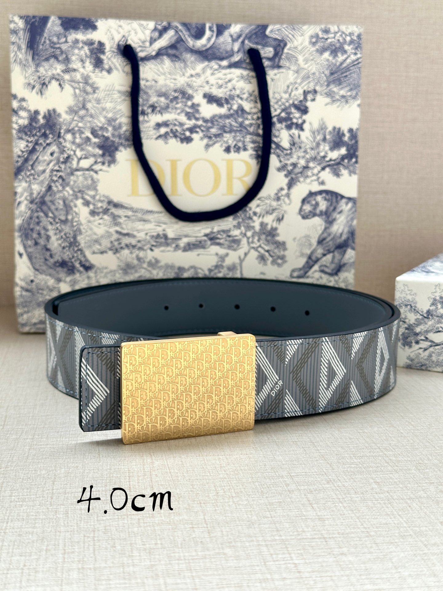 宽度4.0cm Dior 这款 40 毫米双面腰带