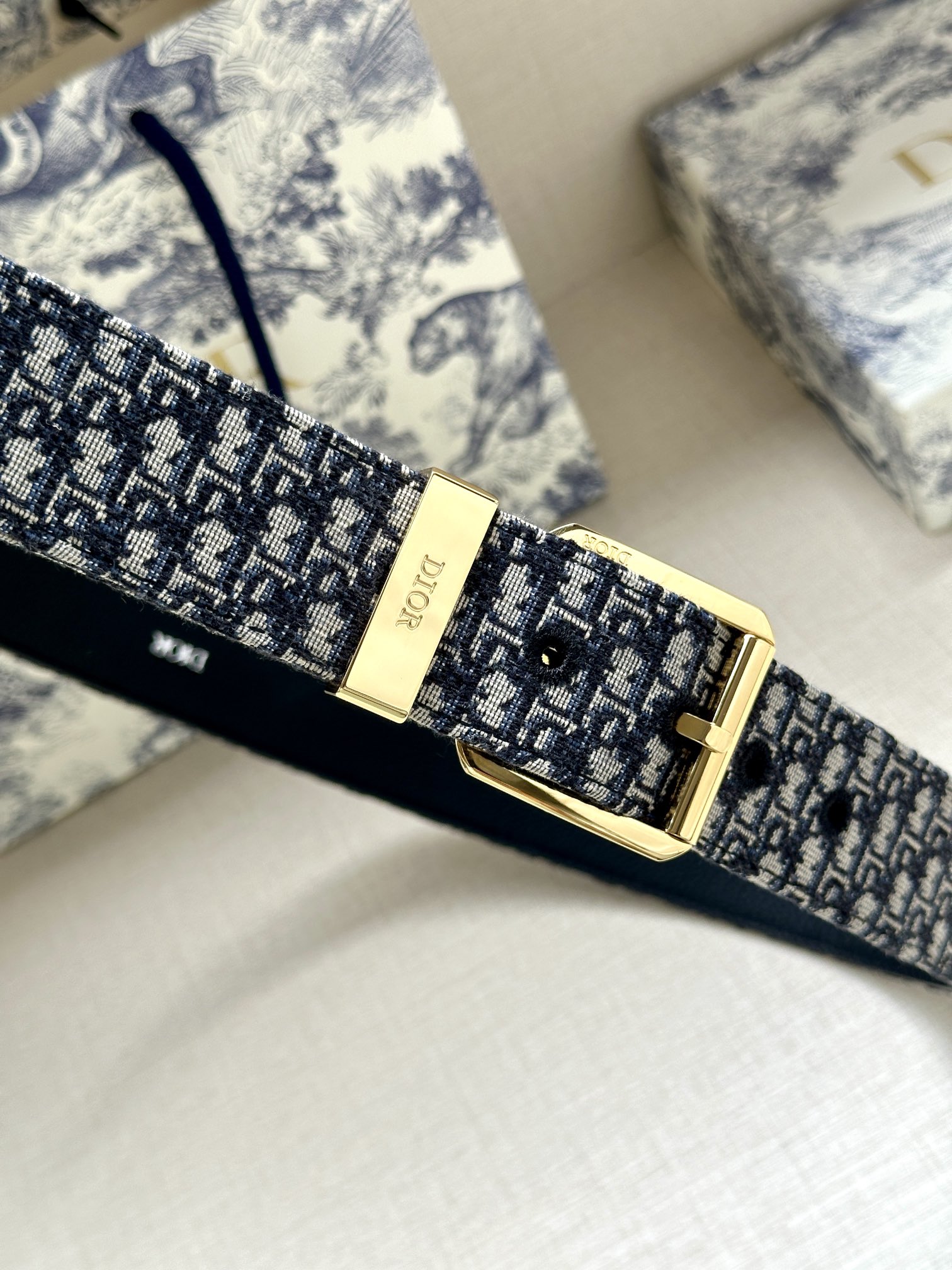 宽度3.5cmDior这款腰带采用黑色超迷你Oblique印花面料精心制作搭配金属覆层黄铜腰带扣彰显优雅
