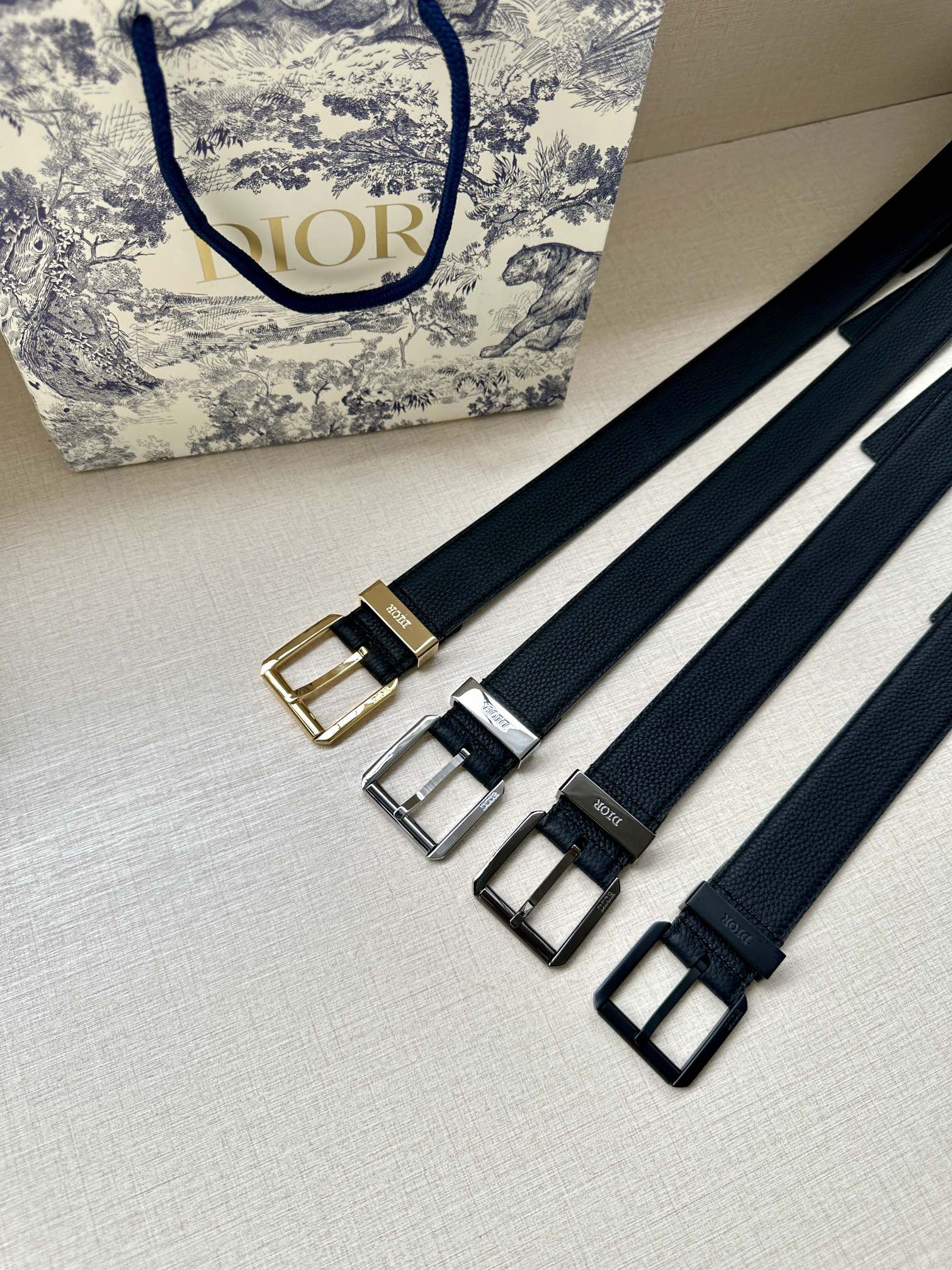 宽度3.5cmDior这款腰带采用黑色超迷你Oblique印花面料精心制作搭配金属覆层黄铜腰带扣彰显优雅