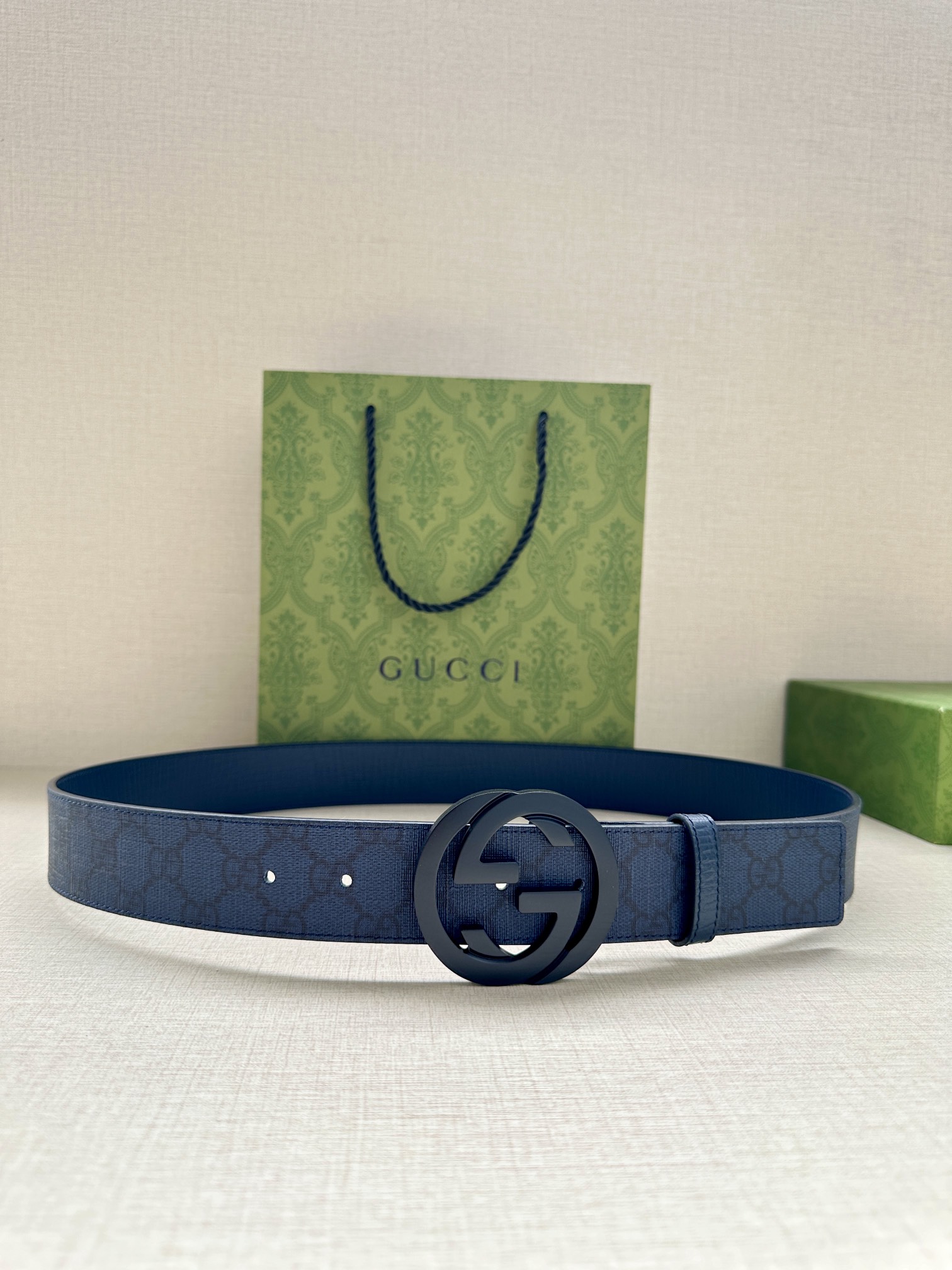  GUCCI 宽度3.8cm 这款宽版腰带饰有双G细节，交织字母图案配件令其更添魅力。这款配饰现已成为G