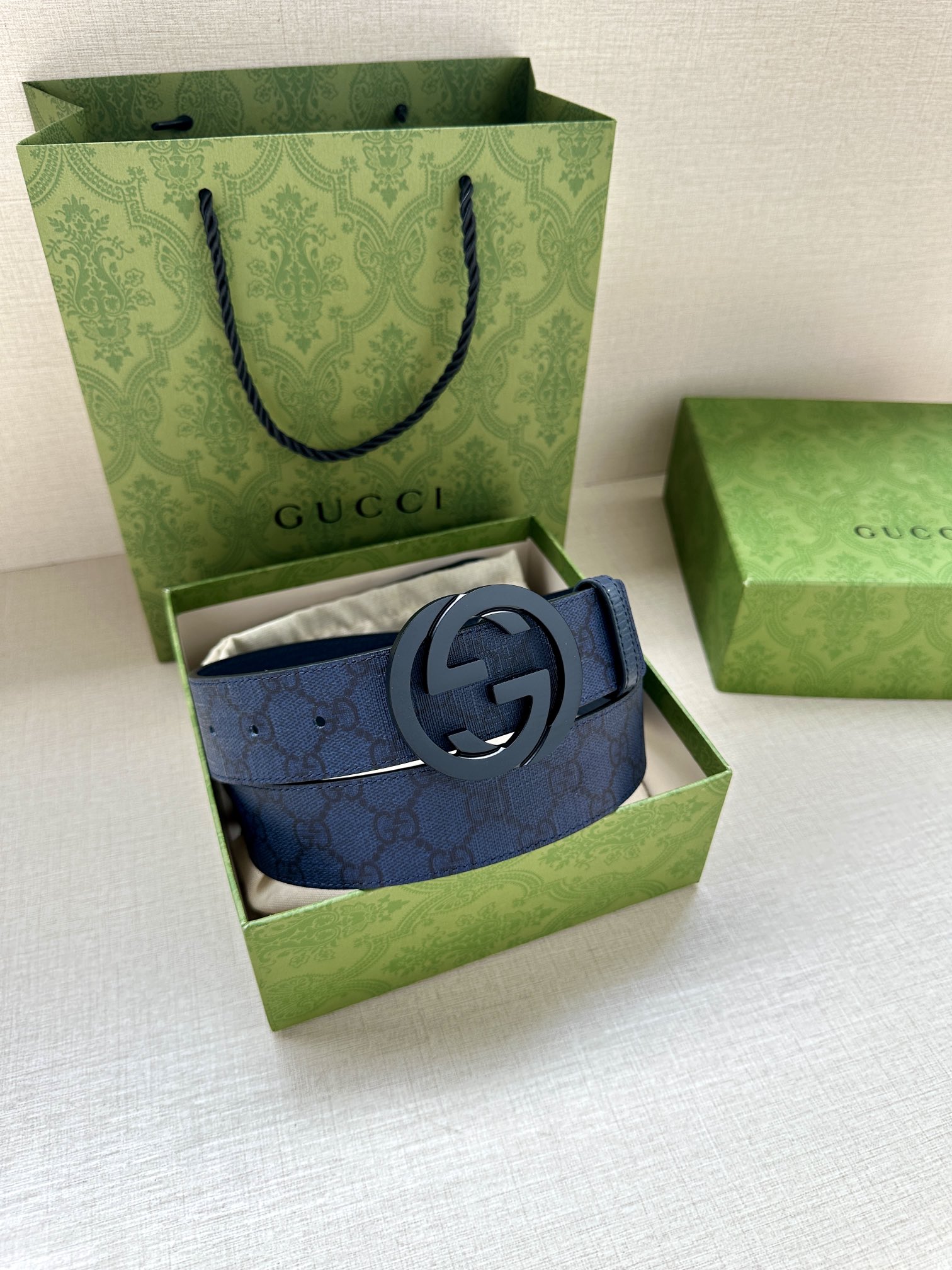  GUCCI 宽度3.8cm 这款宽版腰带饰有双G细节，交织字母图案配件令其更添魅力。这款配饰现已成为G