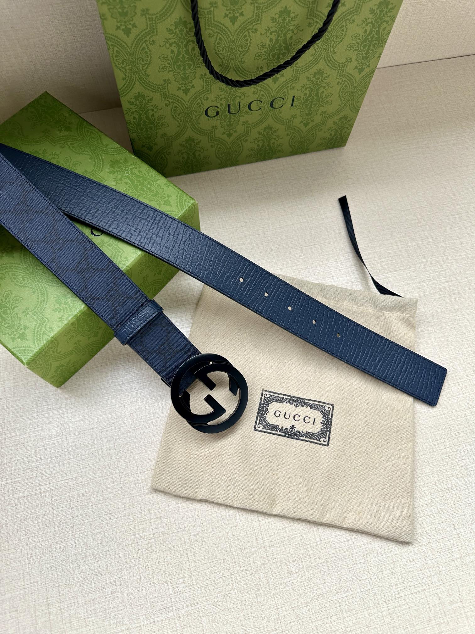  GUCCI 宽度3.8cm 这款宽版腰带饰有双G细节，交织字母图案配件令其更添魅力。这款配饰现已成为G