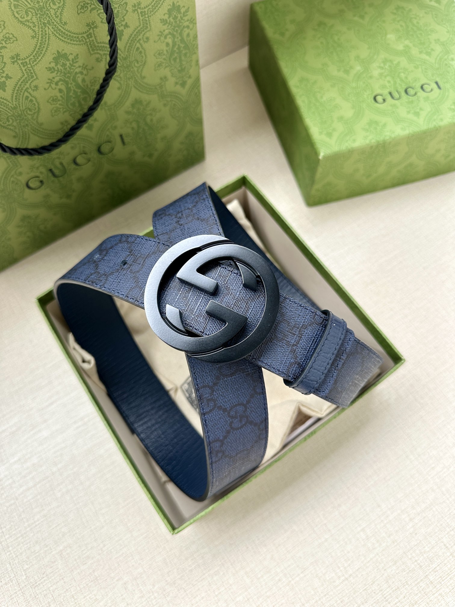  GUCCI 宽度3.8cm 这款宽版腰带饰有双G细节，交织字母图案配件令其更添魅力。这款配饰现已成为G