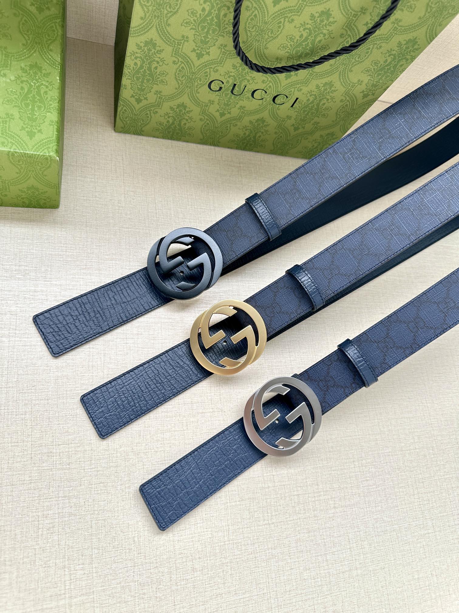  GUCCI 宽度3.8cm 这款宽版腰带饰有双G细节，交织字母图案配件令其更添魅力。这款配饰现已成为G