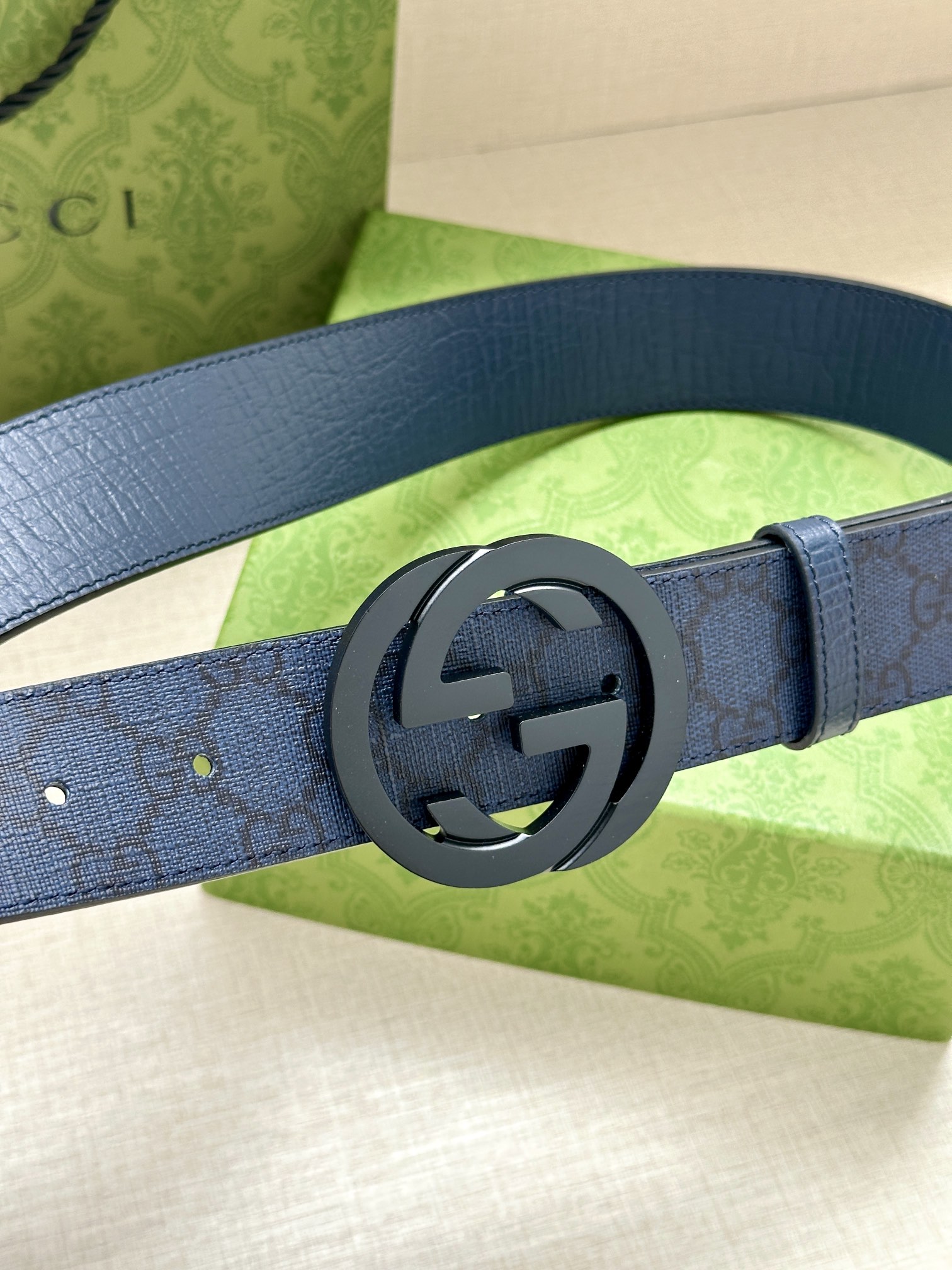  GUCCI 宽度3.8cm 这款宽版腰带饰有双G细节，交织字母图案配件令其更添魅力。这款配饰现已成为G