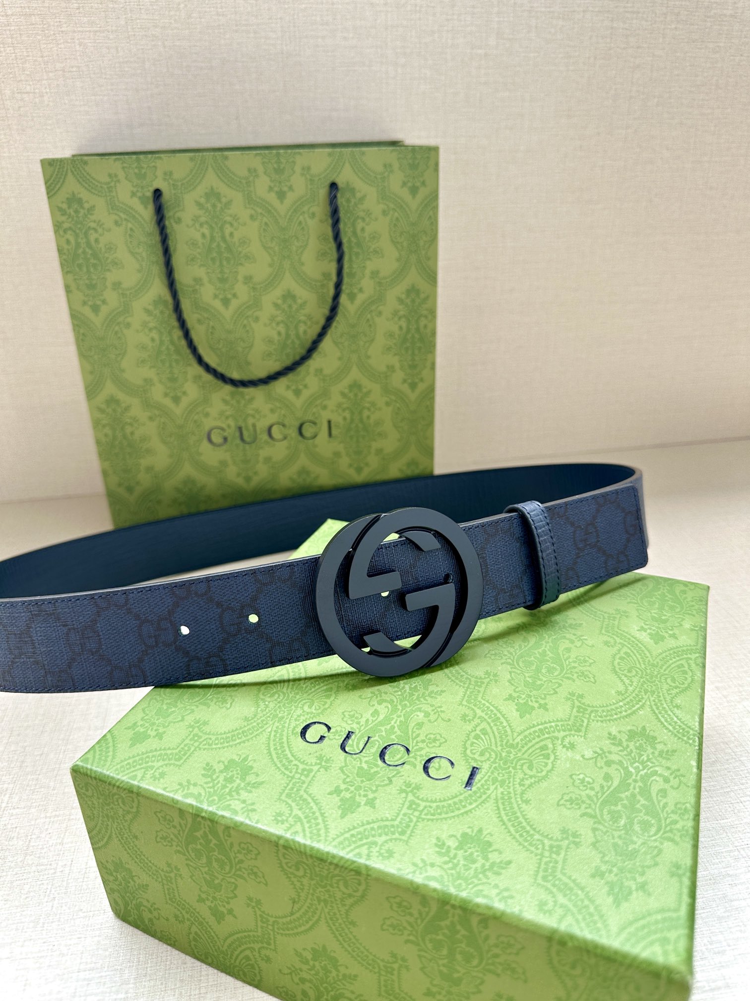  GUCCI 宽度3.8cm 这款宽版腰带饰有双G细节，交织字母图案配件令其更添魅力。这款配饰现已成为G