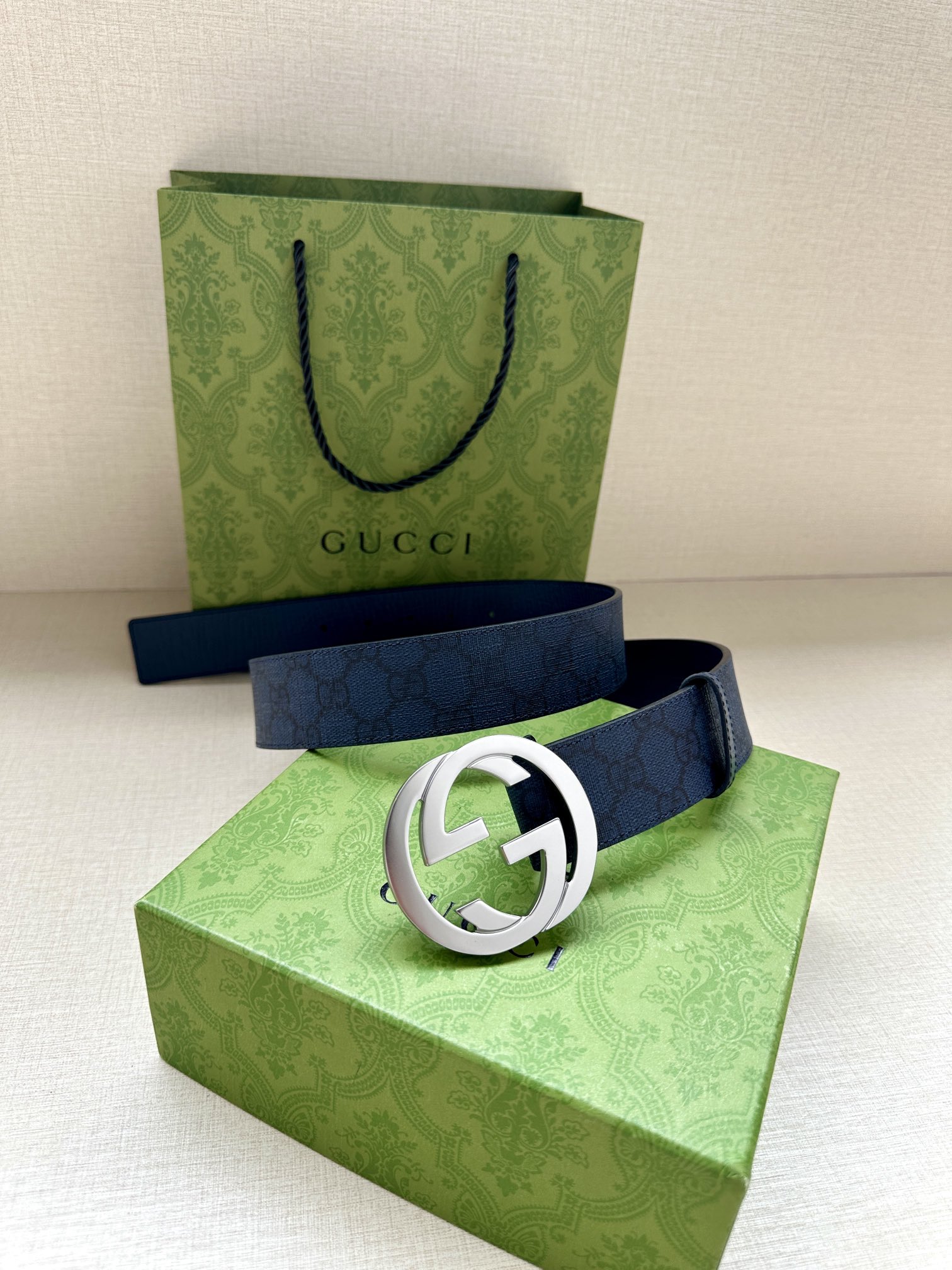  GUCCI 宽度3.8cm 这款宽版腰带饰有双G细节，交织字母图案配件令其更添魅力。这款配饰现已成为G