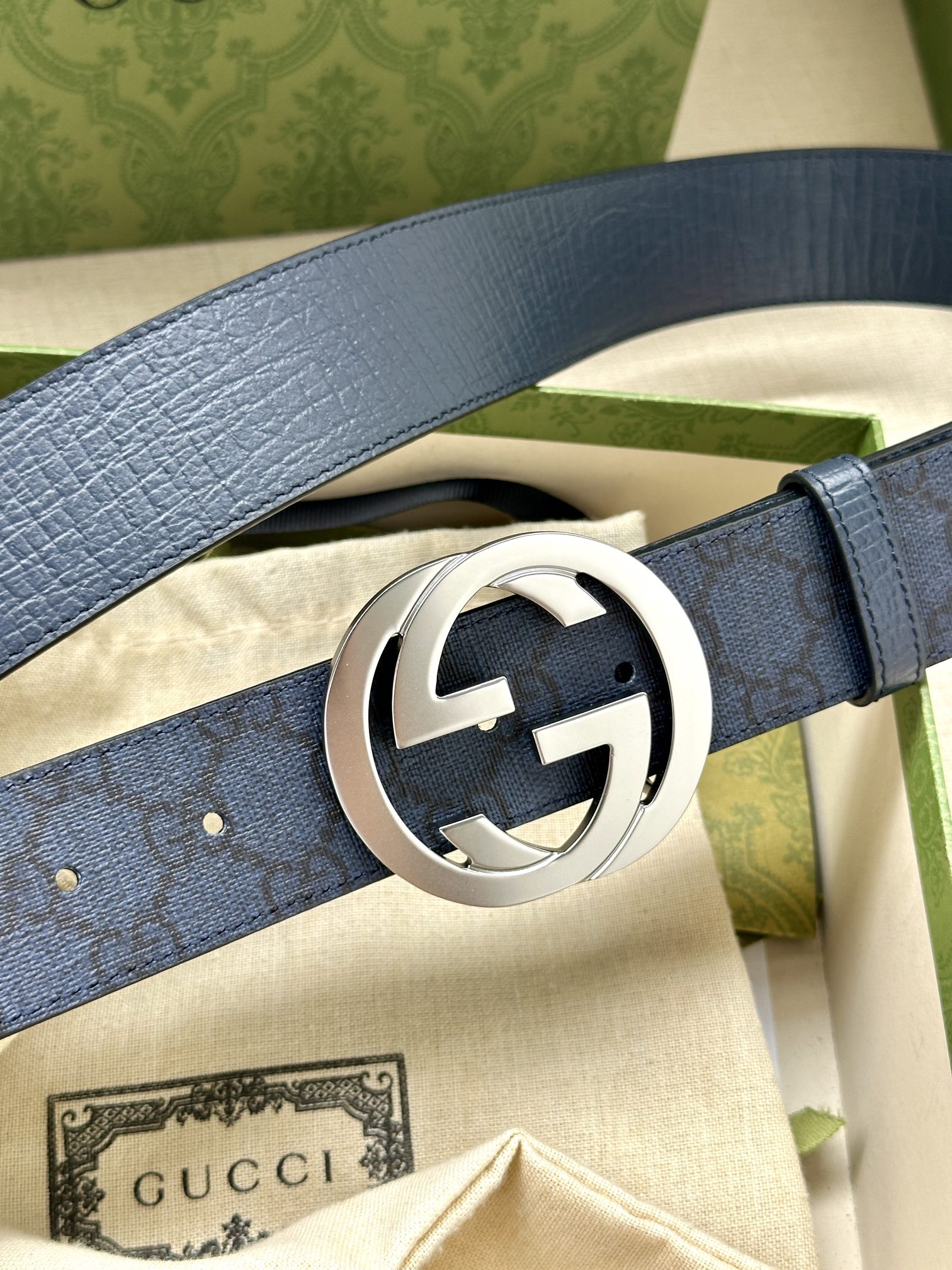  GUCCI 宽度3.8cm 这款宽版腰带饰有双G细节，交织字母图案配件令其更添魅力。这款配饰现已成为G