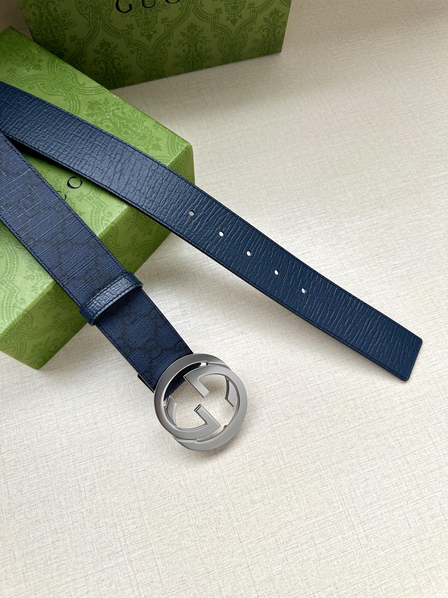  GUCCI 宽度3.8cm 这款宽版腰带饰有双G细节，交织字母图案配件令其更添魅力。这款配饰现已成为G