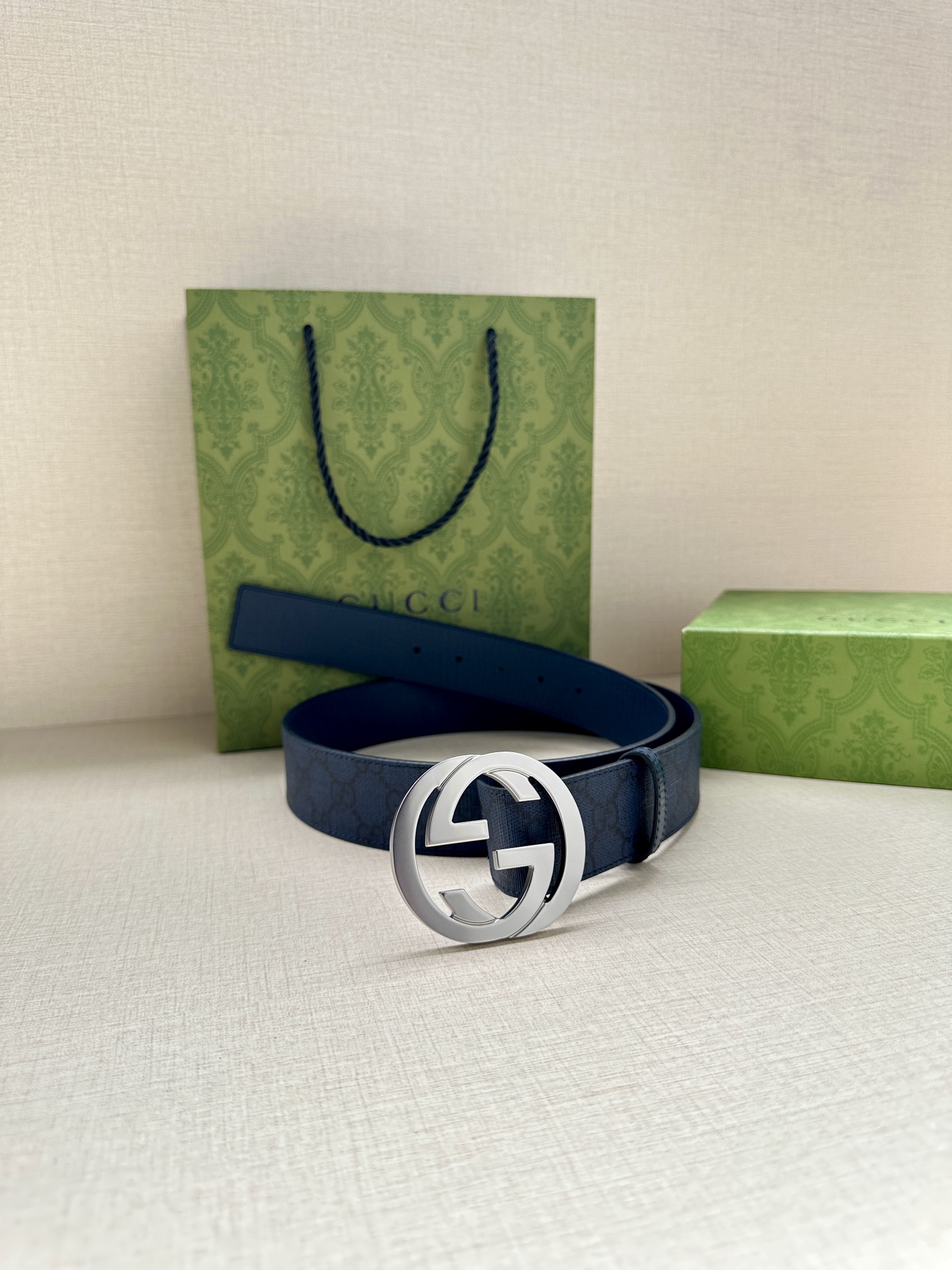  GUCCI 宽度3.8cm 这款宽版腰带饰有双G细节，交织字母图案配件令其更添魅力。这款配饰现已成为G