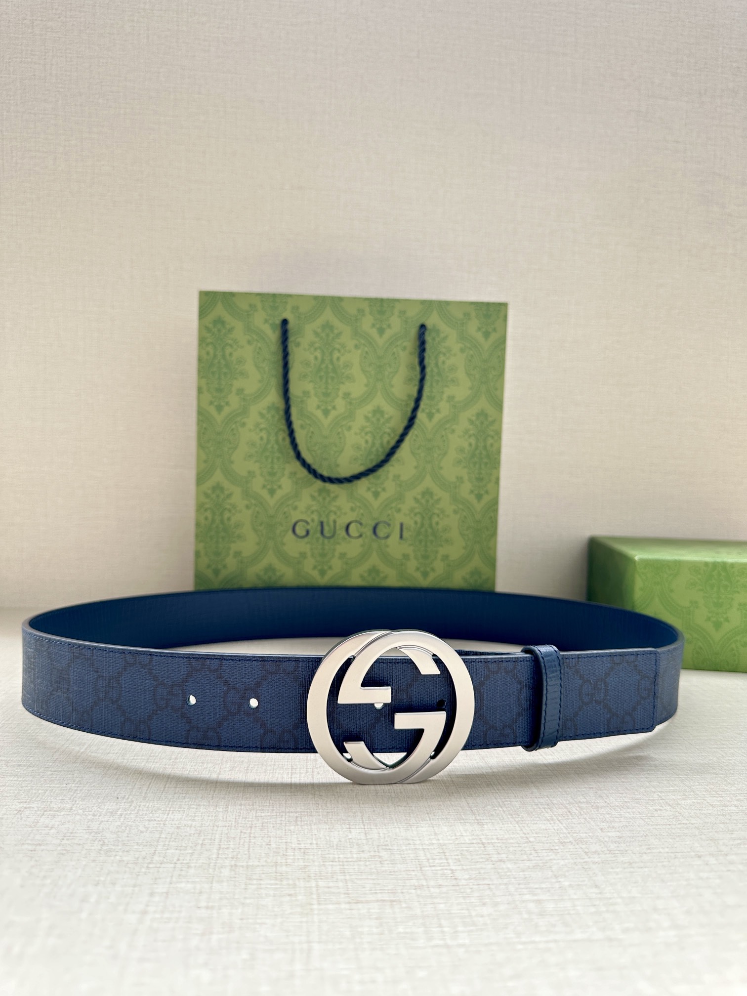  GUCCI 宽度3.8cm 这款宽版腰带饰有双G细节，交织字母图案配件令其更添魅力。这款配饰现已成为G