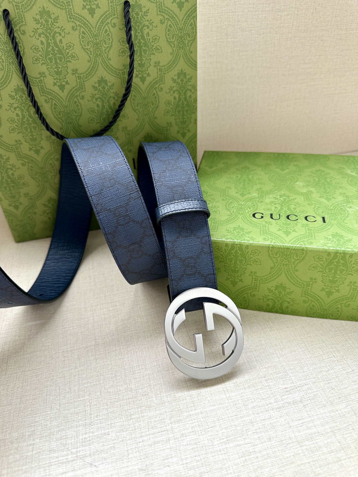  GUCCI 宽度3.8cm 这款宽版腰带饰有双G细节，交织字母图案配件令其更添魅力。这款配饰现已成为G