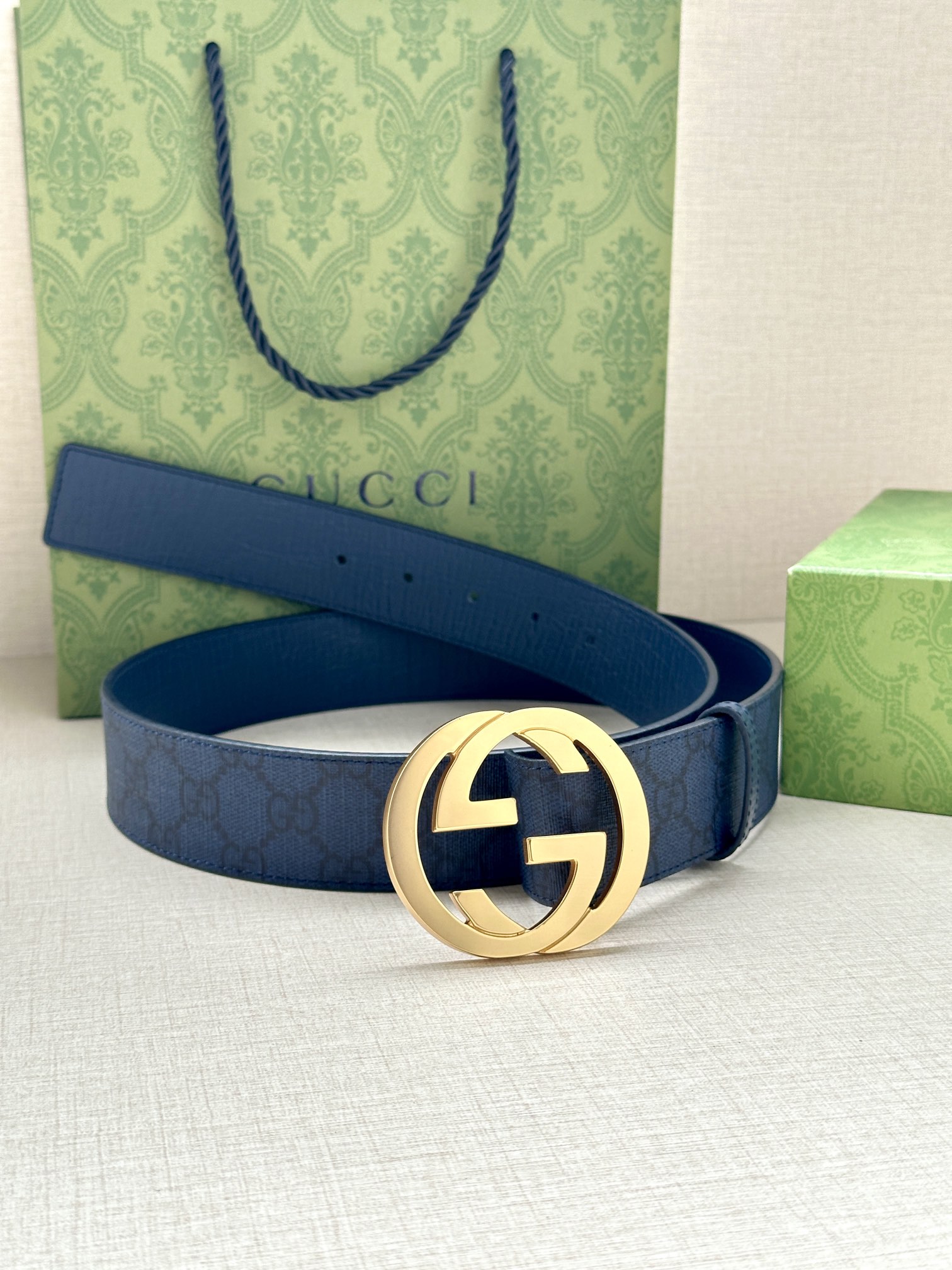  GUCCI 宽度3.8cm 这款宽版腰带饰有双G细节，交织字母图案配件令其更添魅力。这款配饰现已成为G