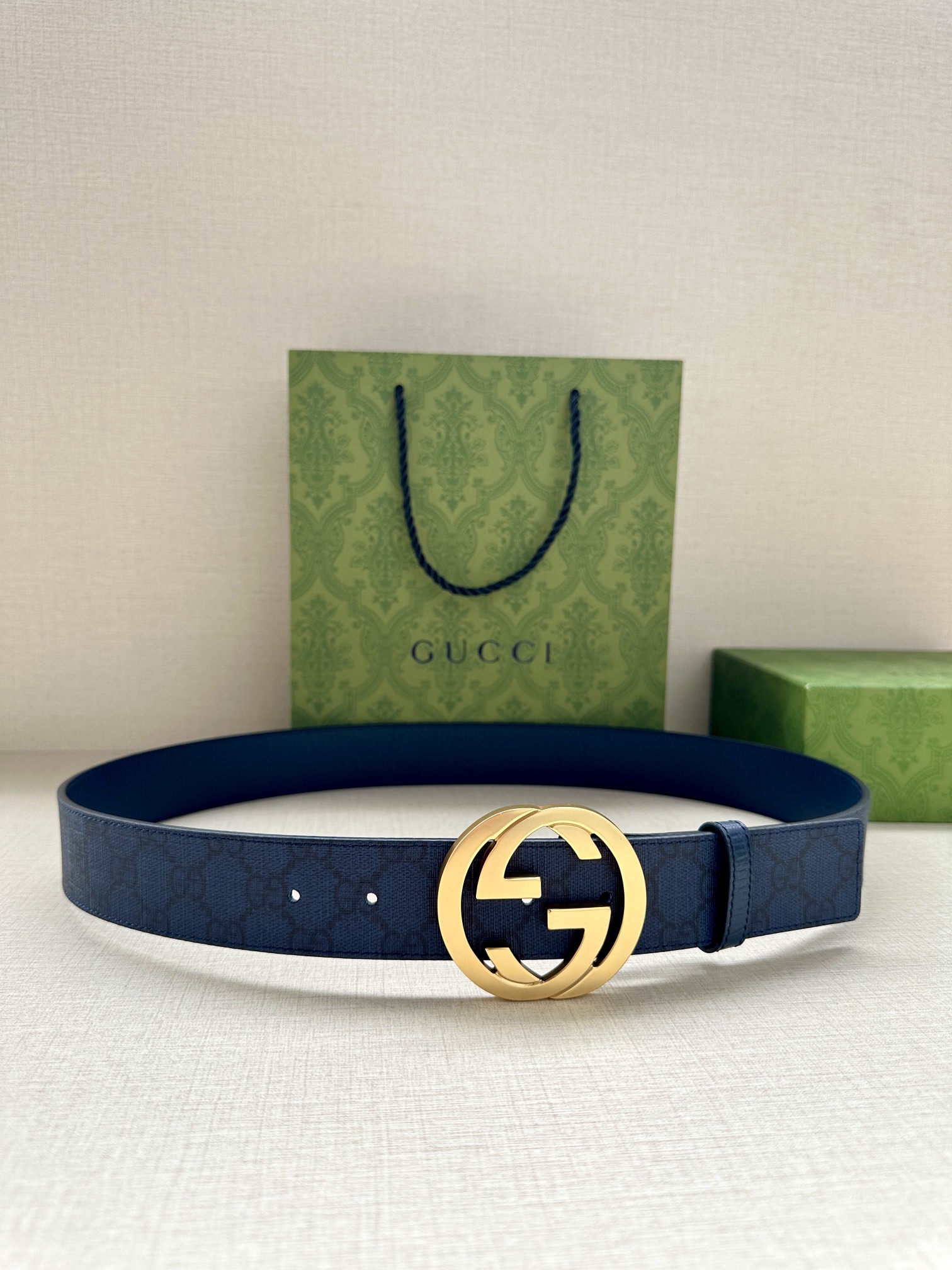 GUCCI 宽度3.8cm 这款宽版腰带饰有双G细节，交织字母图案配件令其更添魅力。这款配饰现已成为G